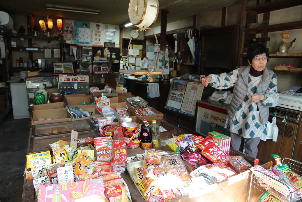 已經開業百年的雜貨店，如今只剩老太太一人經營。