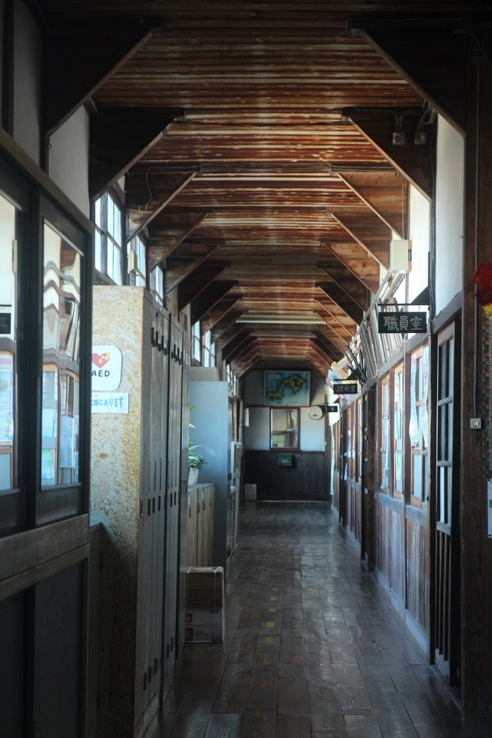 昭和9年建造的小學校，學校建築仍保有舊時味道。
