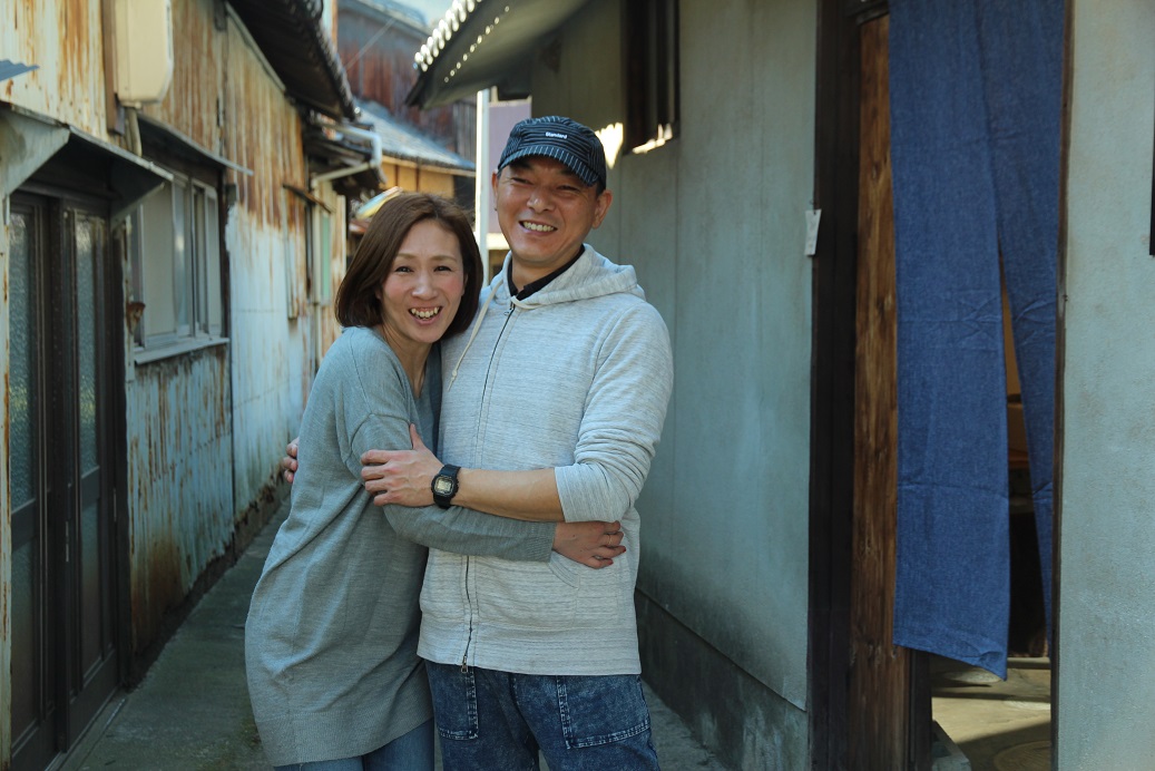 近藤真一郎與近藤民子兩人從神戶搬到貓島，經營住宿。