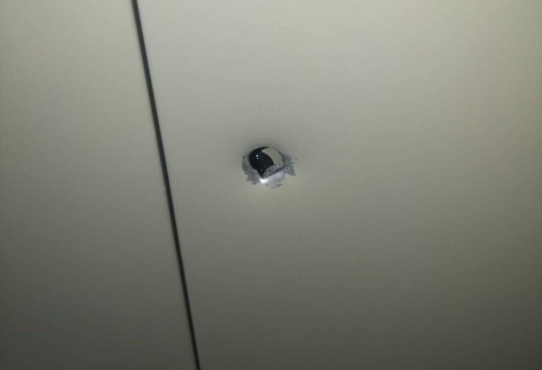 刑事局警備隊員警因重感冒導致槍枝走火射擊槍櫃，遭記過處分。（翻攝畫面）