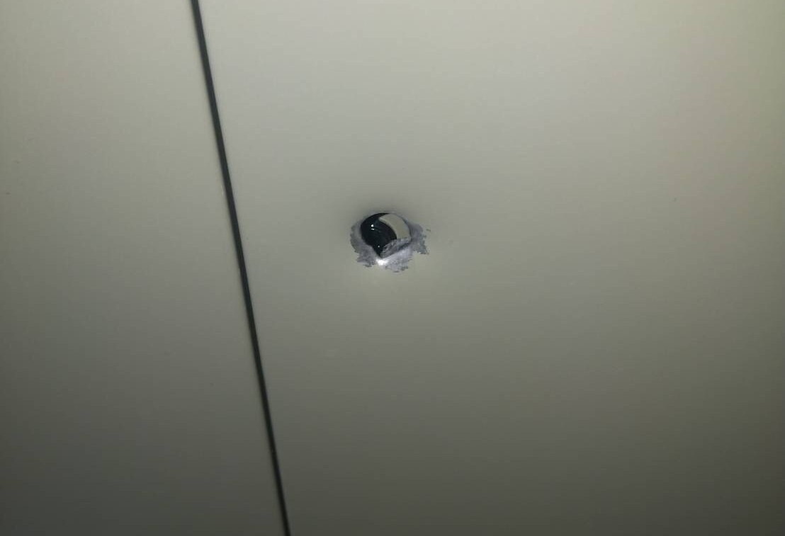 刑事局警備隊員警因重感冒導致槍枝走火射擊槍櫃，遭記過處分。（翻攝畫面）