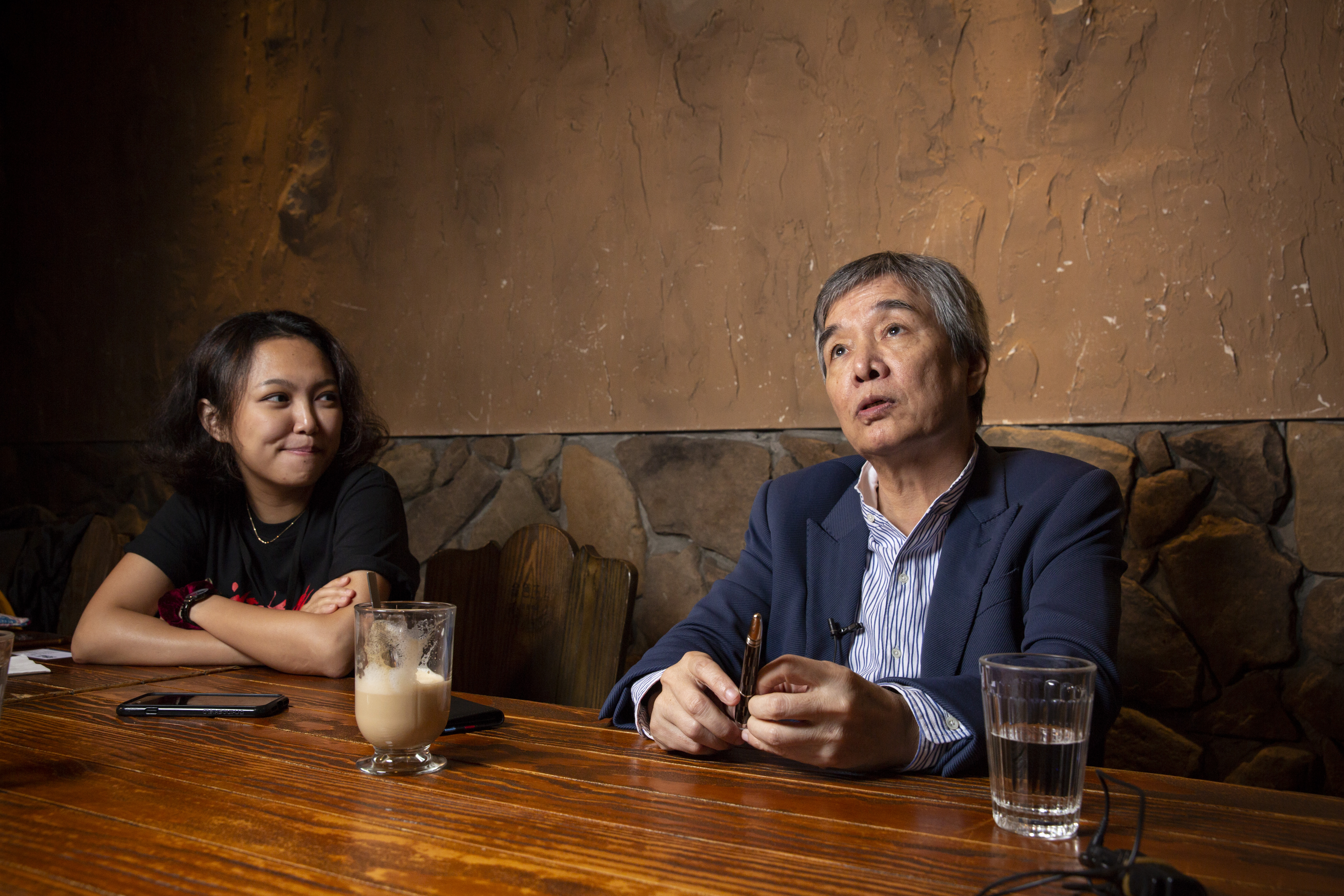 訪談中父親黃強華（右）也有口拙的時候，這時黃政嘉便幫忙接話，讓父親多聊有趣的話題。