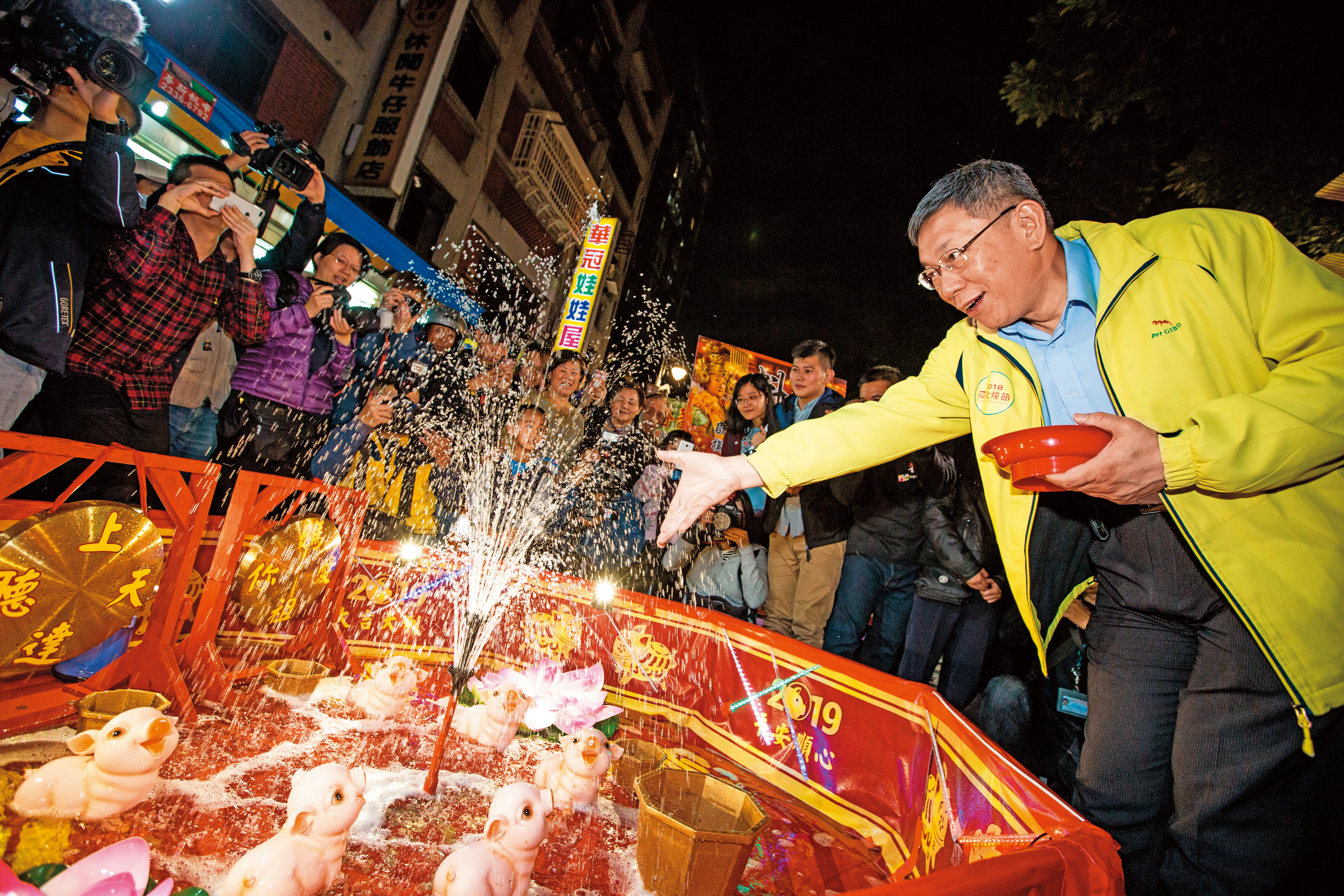 儘管常被批評失言，柯文哲（右）至今人氣未減，更被點名是角逐總統大位的熱門人選。