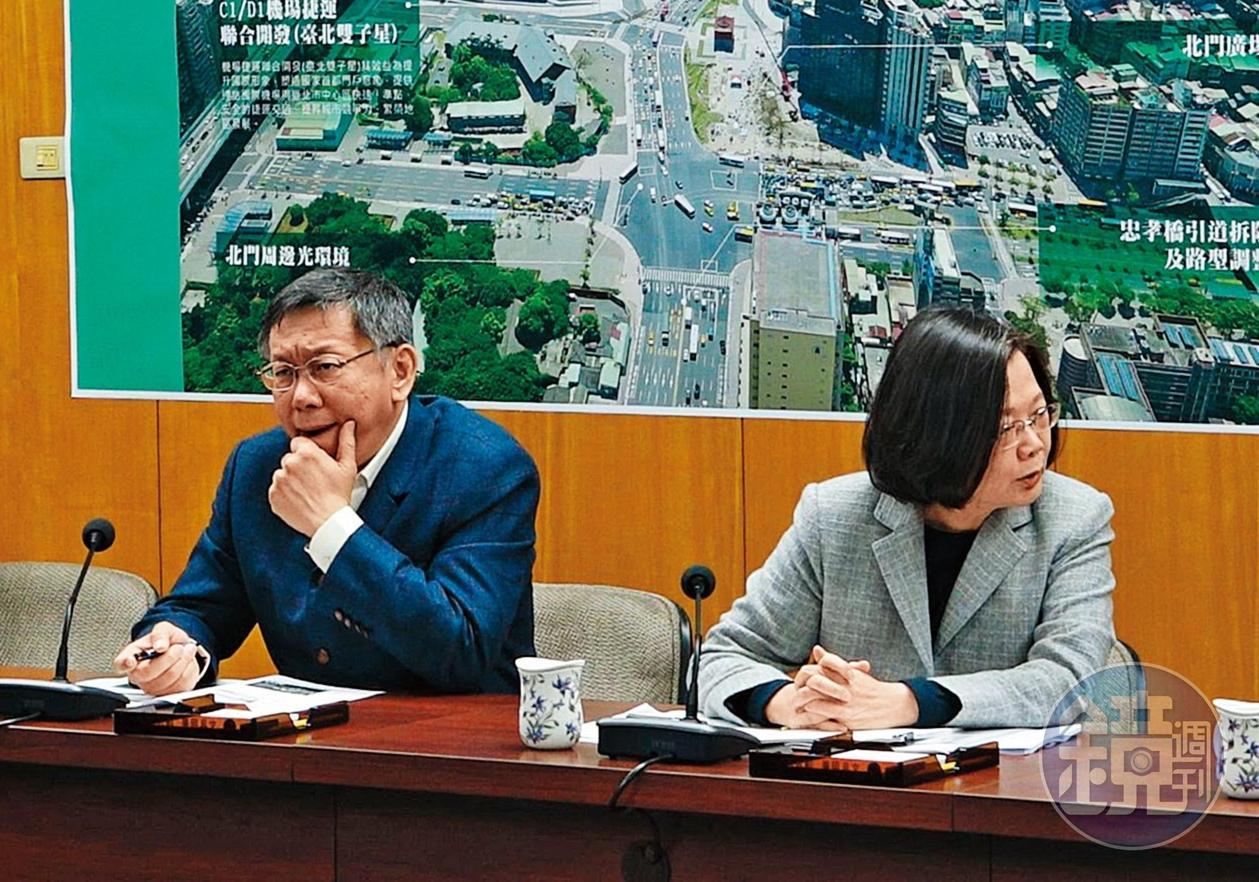 去年九合一大選綠白分手，雙方關係惡化。選後總統蔡英文（右）立即安排與柯文哲（左）會面，但柯全程臭臉，看來雙方未來避免不了一戰。