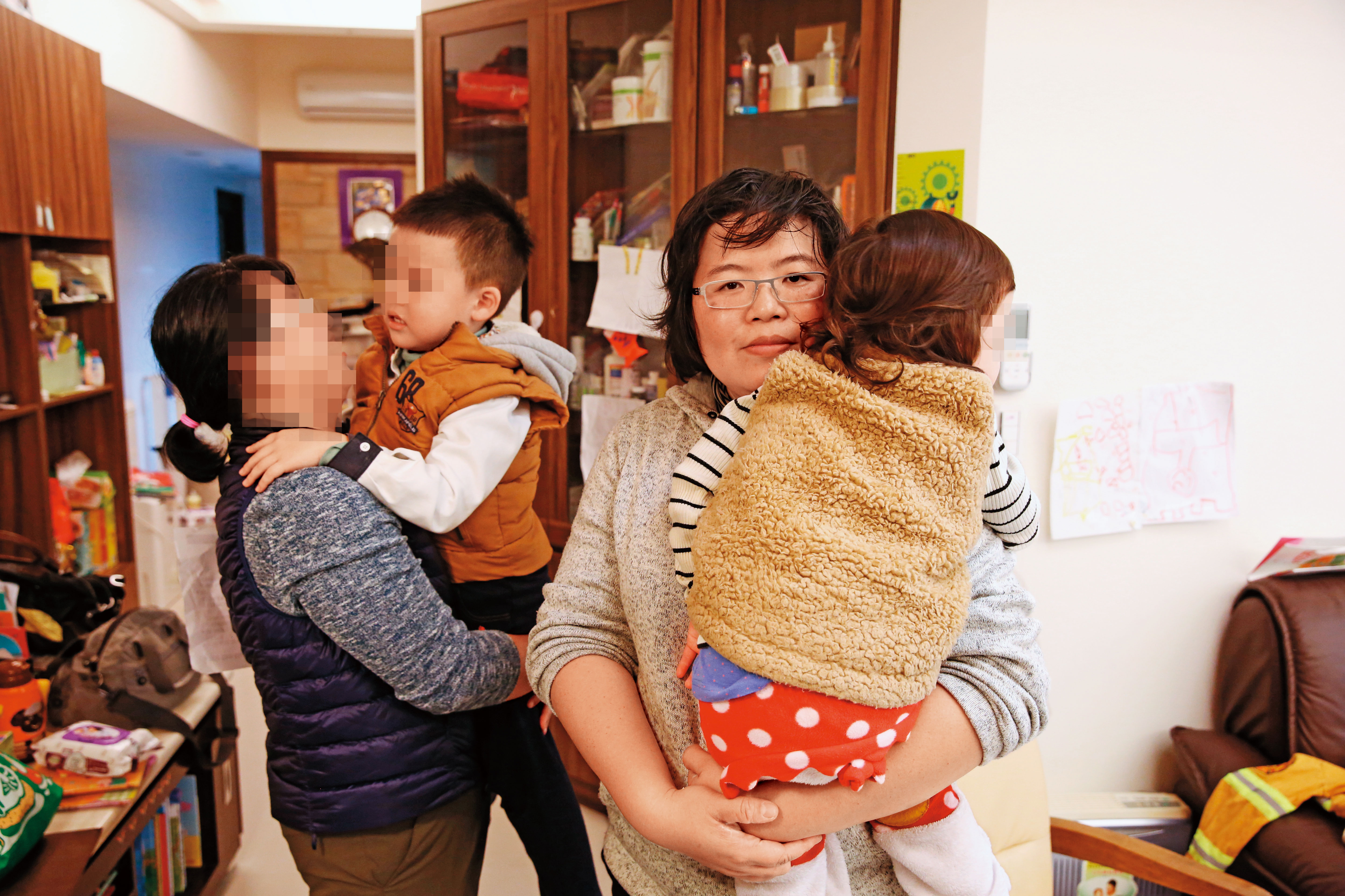 Peko(右2)與明明(左)的家庭溫馨和樂,卻因法律問題無法享有多項權益。