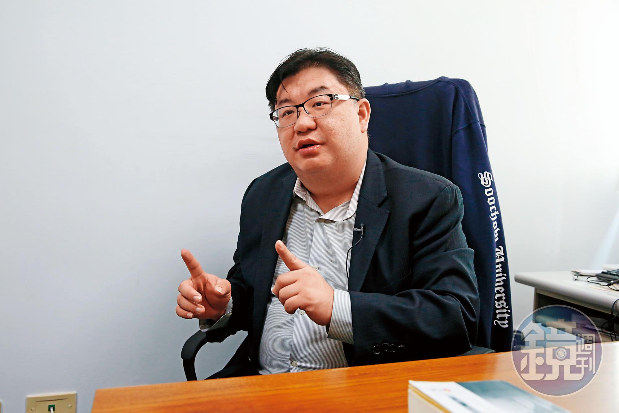 東吳大學法律系副教授胡博硯指出，若同志家庭的孩子生存權遭剝奪，則形同次等公民。