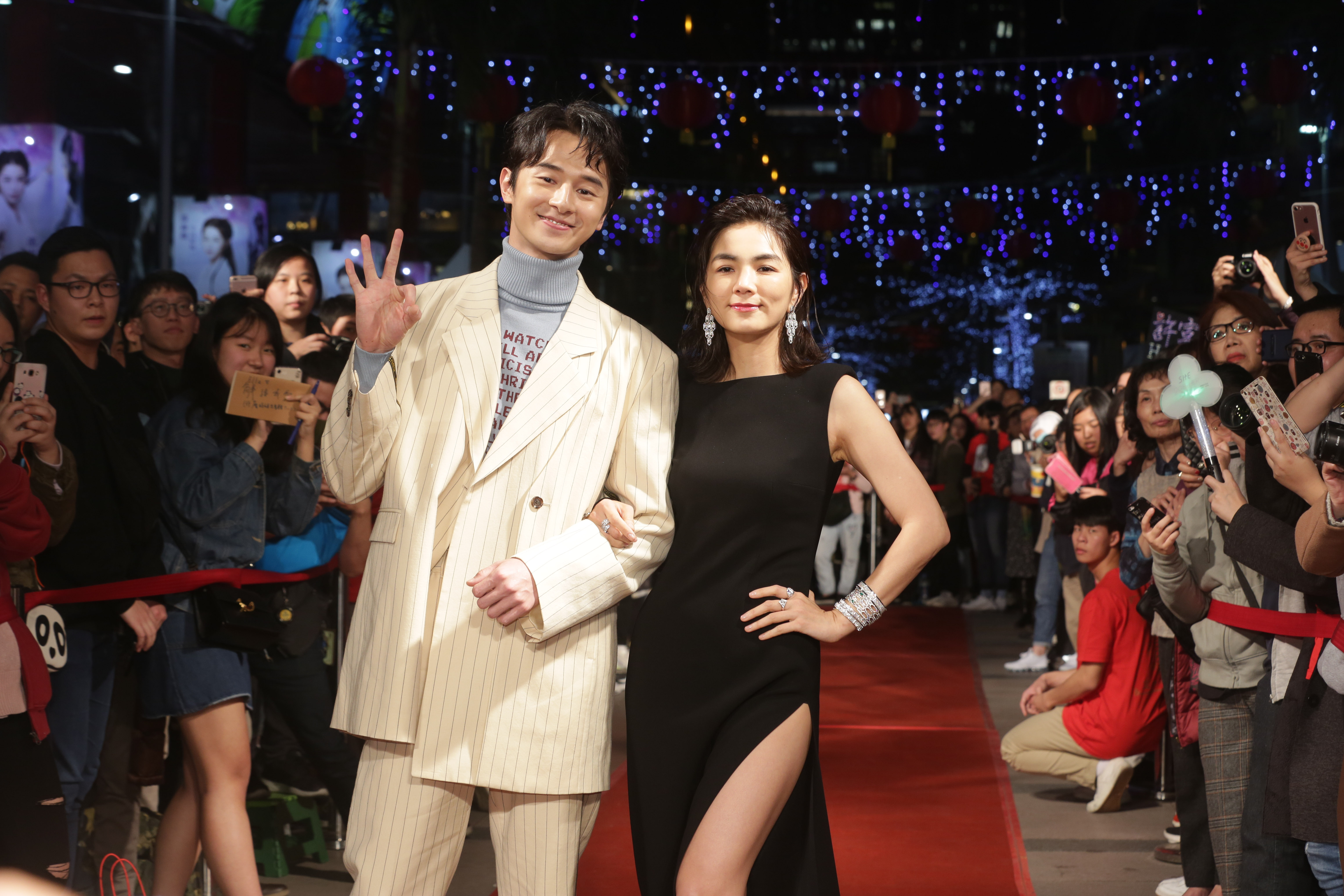 穿著高衩長裙的Ella發下豪語，如果電影票房破億，她的高衩可以開到腋下，還要觀眾不用保護她的貞潔。