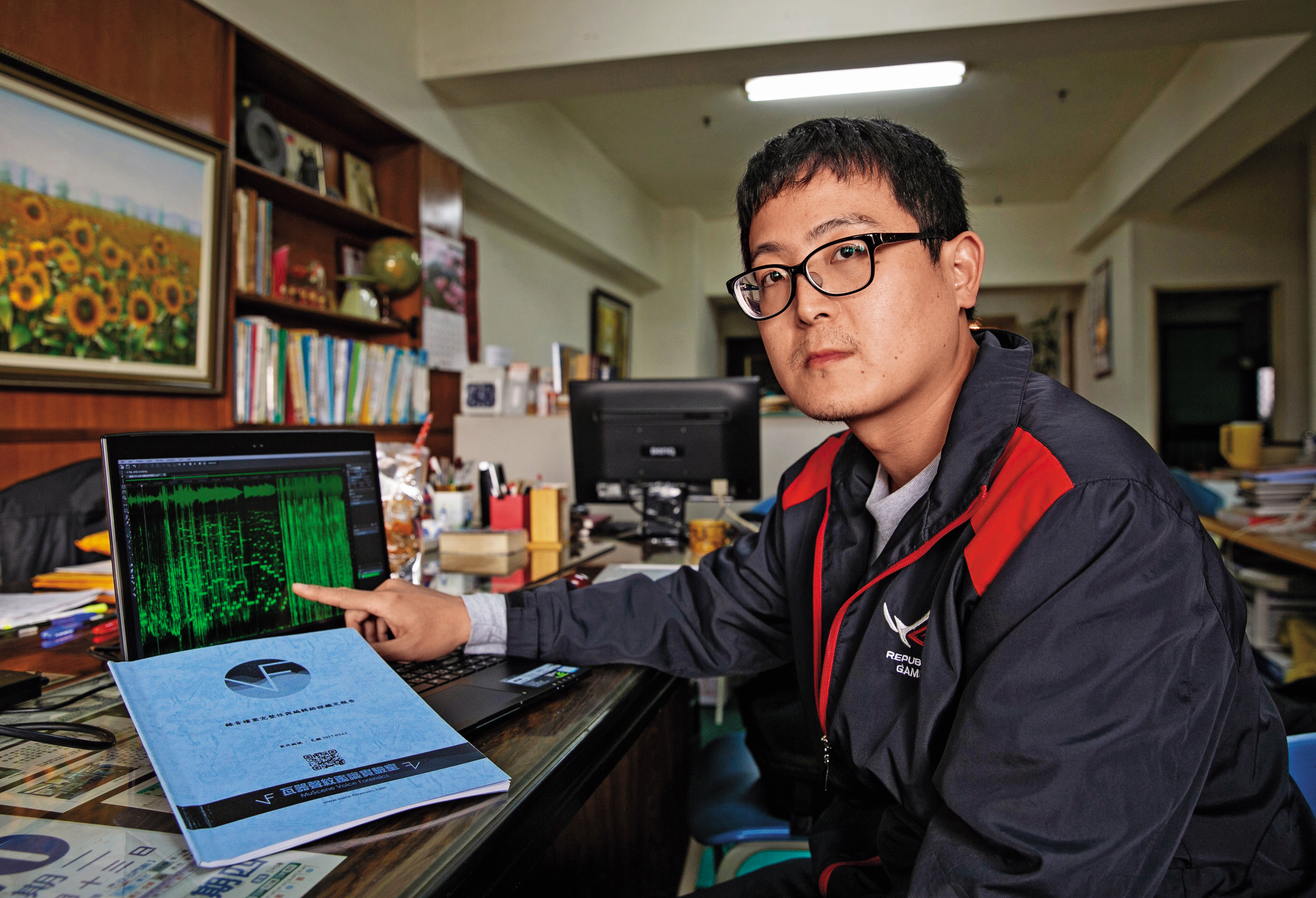 莊董提供的錄音檔乍聽之下難分辨剪接痕跡，但透過語言學確認雙方當事人在情緒和情境上皆未連貫。