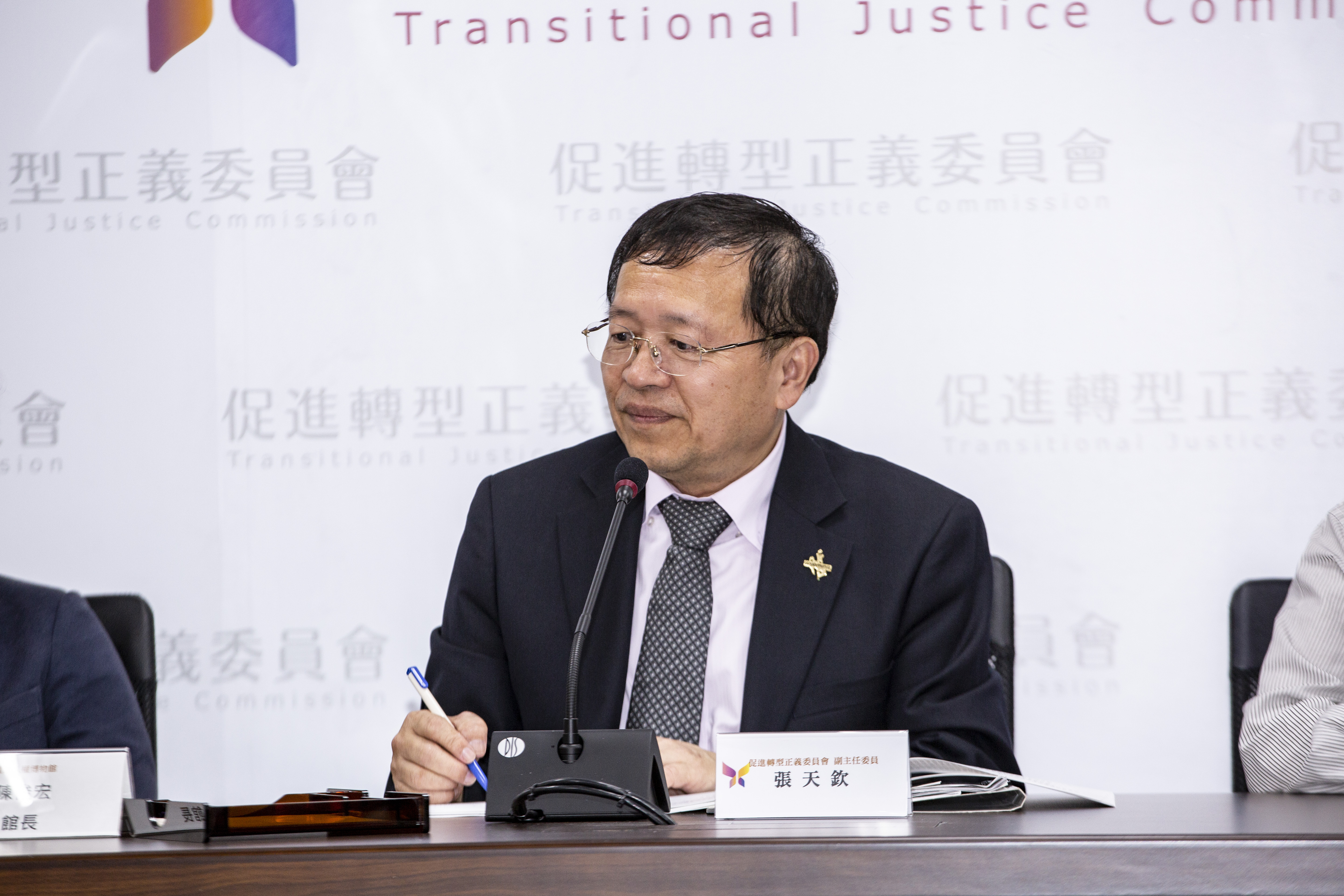 監察院最新出刊的廉政專刊中指出，前促轉會主委張天欽的財產申報土地、不動產等，估總計恐達上億。