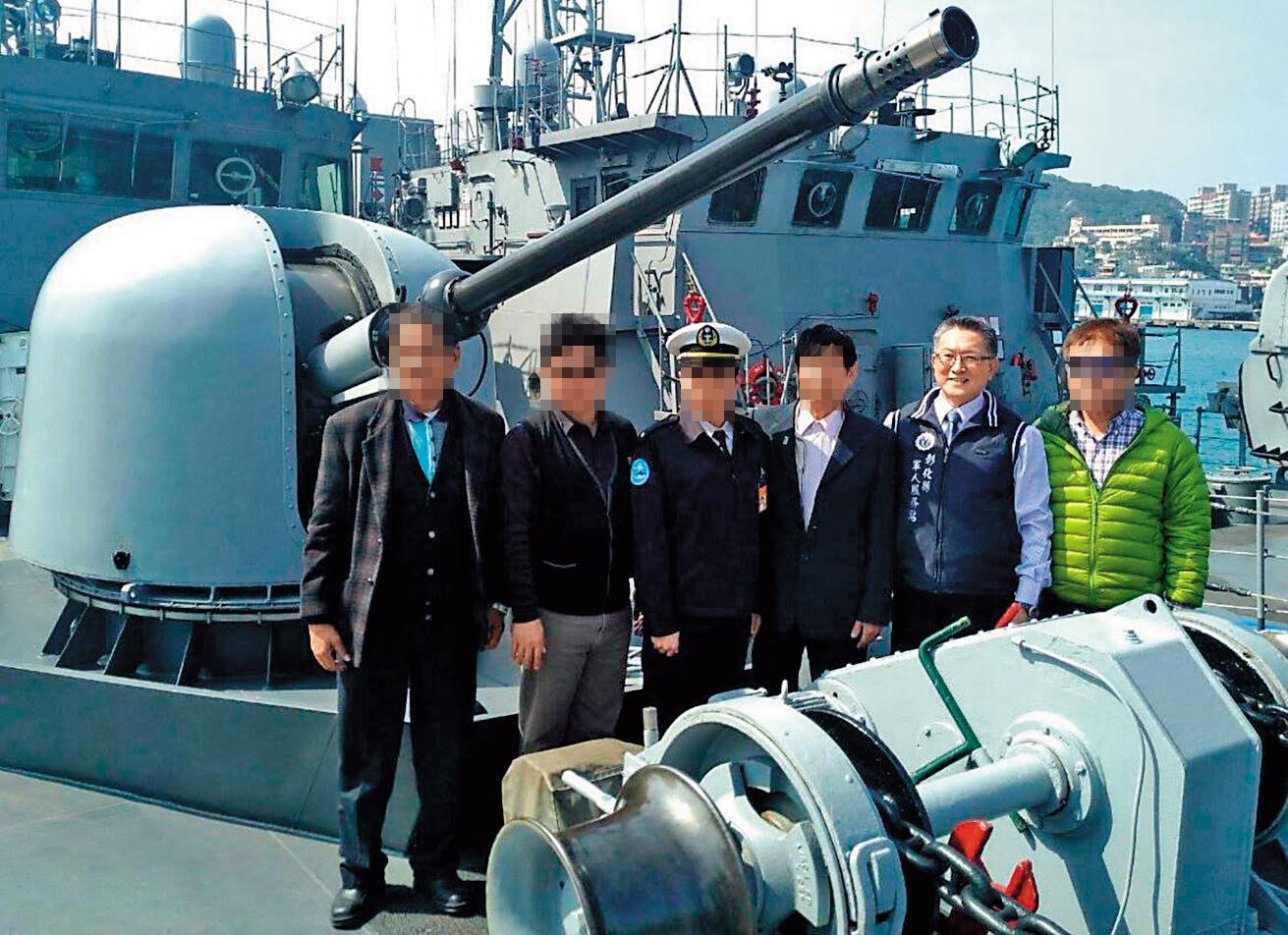 前國防部政治作戰總隊總隊長將軍王光遠（右二）退伍後，仍頻頻出席軍中各項活動，沒想到妻子楚瑞芳卻在外頭四處吸金。（翻攝王光遠臉書）
