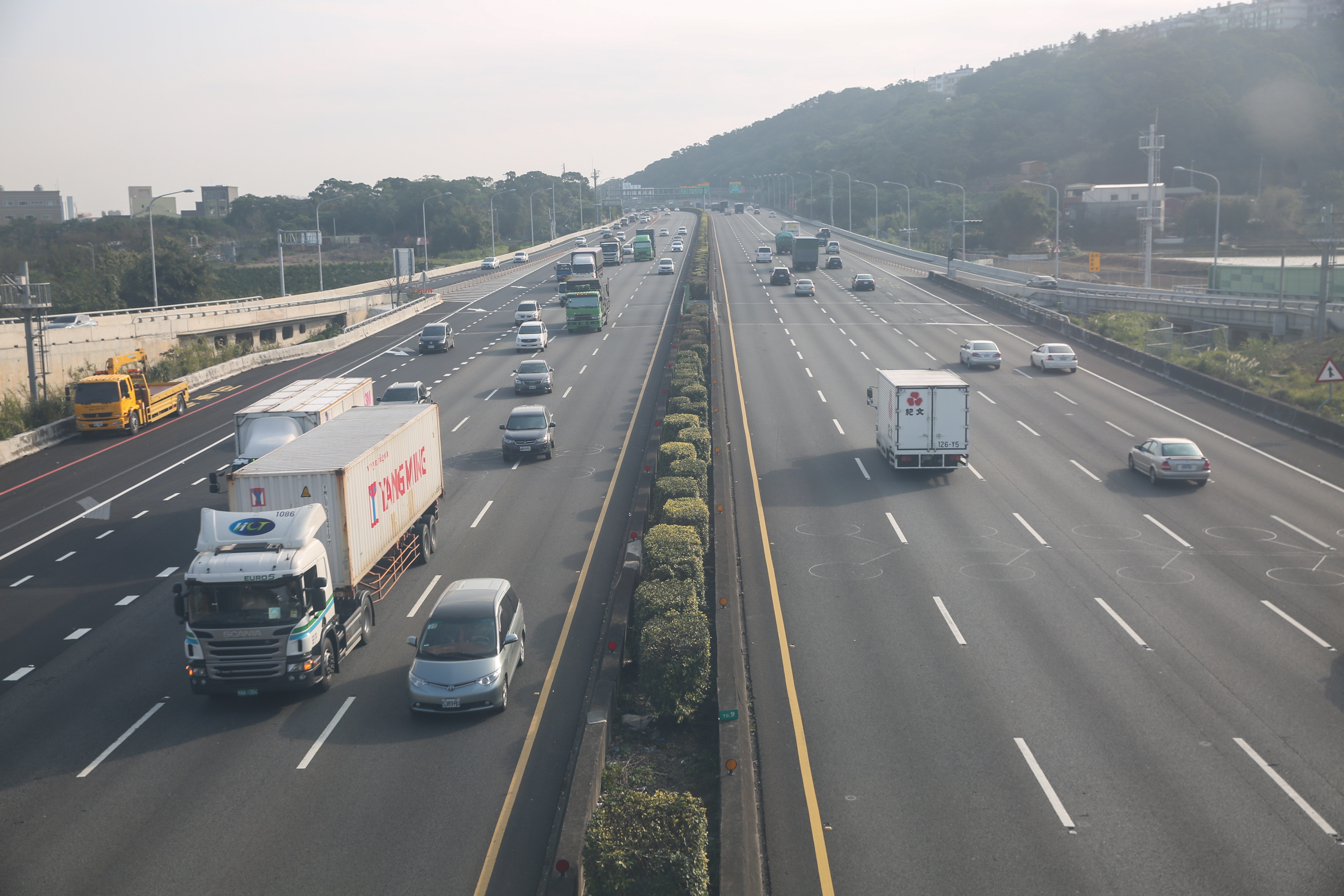 交通部長林佳龍表示，為保障消費者權益將公開實行10休1方案的業者名單。公路總局回應，全台49間公路客運業者全都會以7休1方案排班。