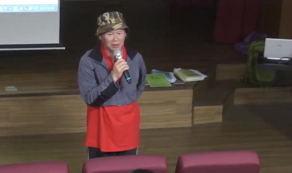 台中黎明幼兒園園長林金連今早前往總統府陳情,突然情緒失控,拿出筆狀物戳傷左臂自殘,目前已送往台大醫院救治。(翻攝自YouTube)