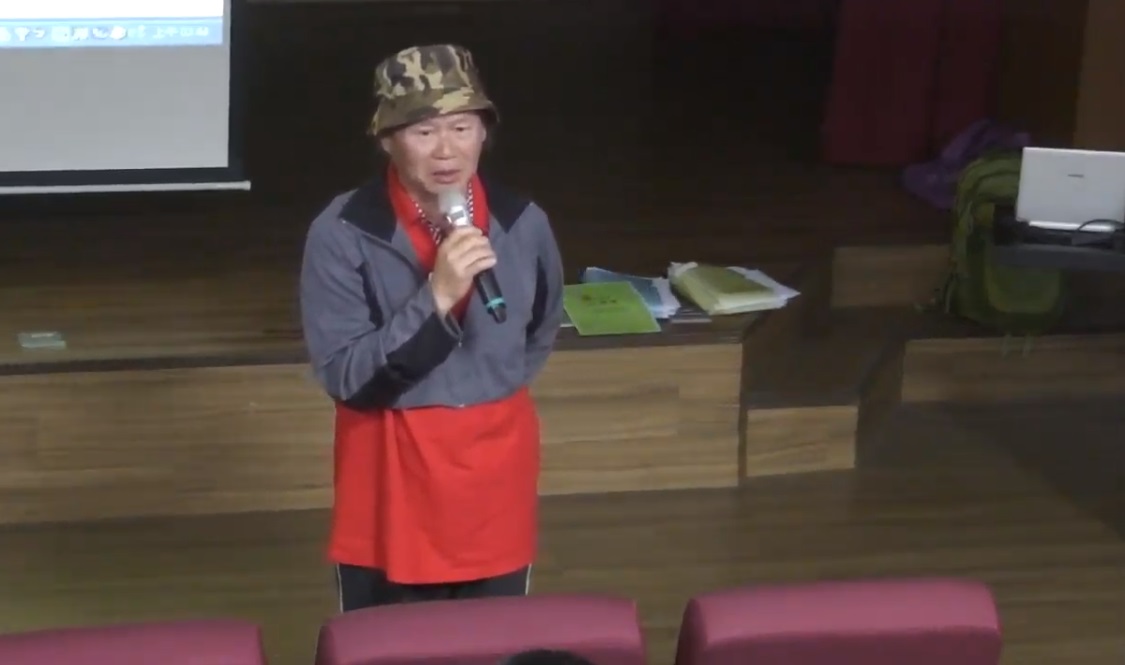 台中黎明幼兒園園長林金連今早前往總統府陳情，突然情緒失控，拿出筆狀物戳傷左臂自殘，目前已送往台大醫院救治。（翻攝自YouTube） 