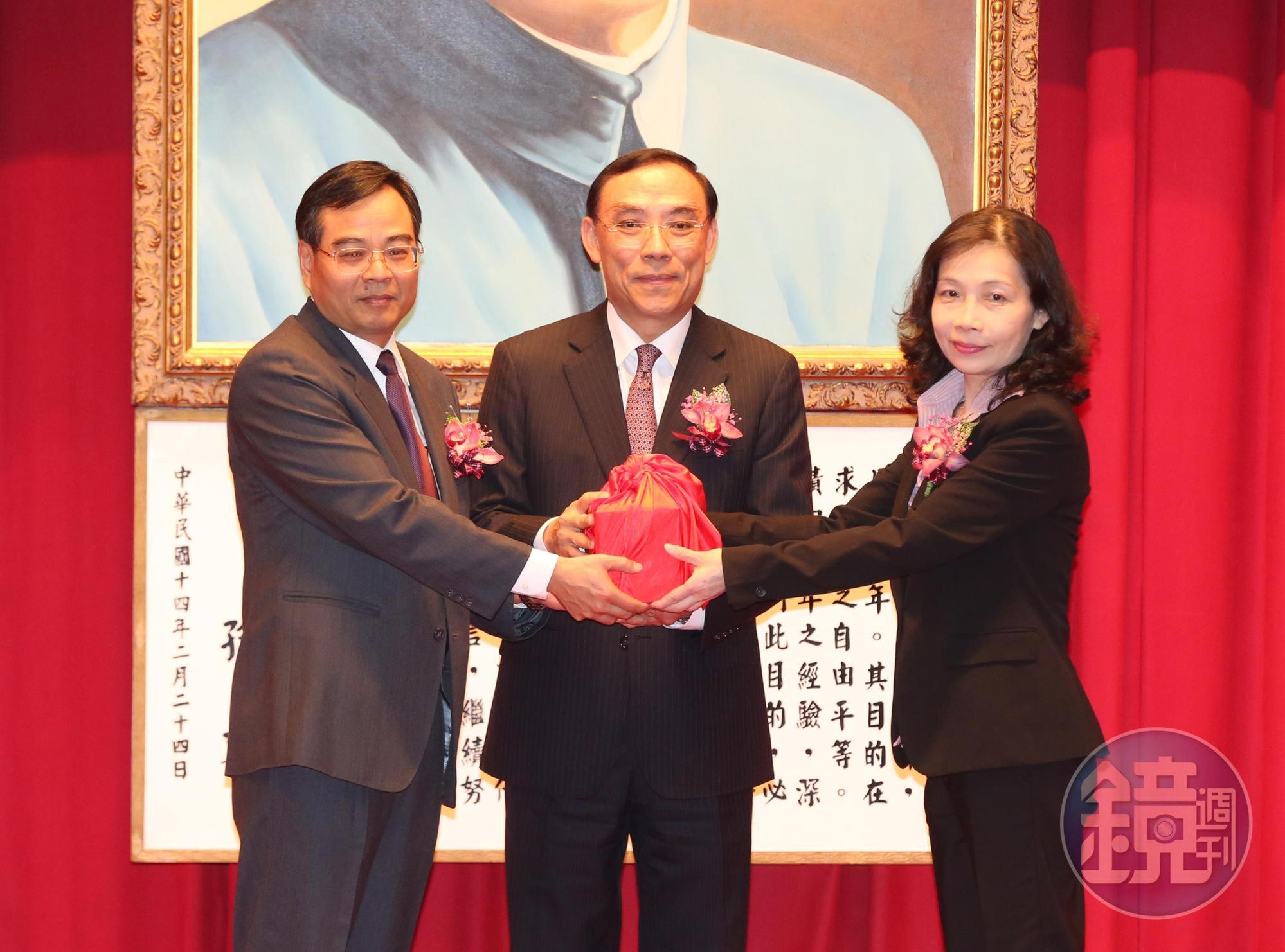 法務部長蔡清祥（中）主持檢察首長交接，礦工女兒苦讀出身的俞秀端（右）接任郭永發（左）擔任連江地檢署檢察長，郭永發則調任雲林地檢署檢察長。