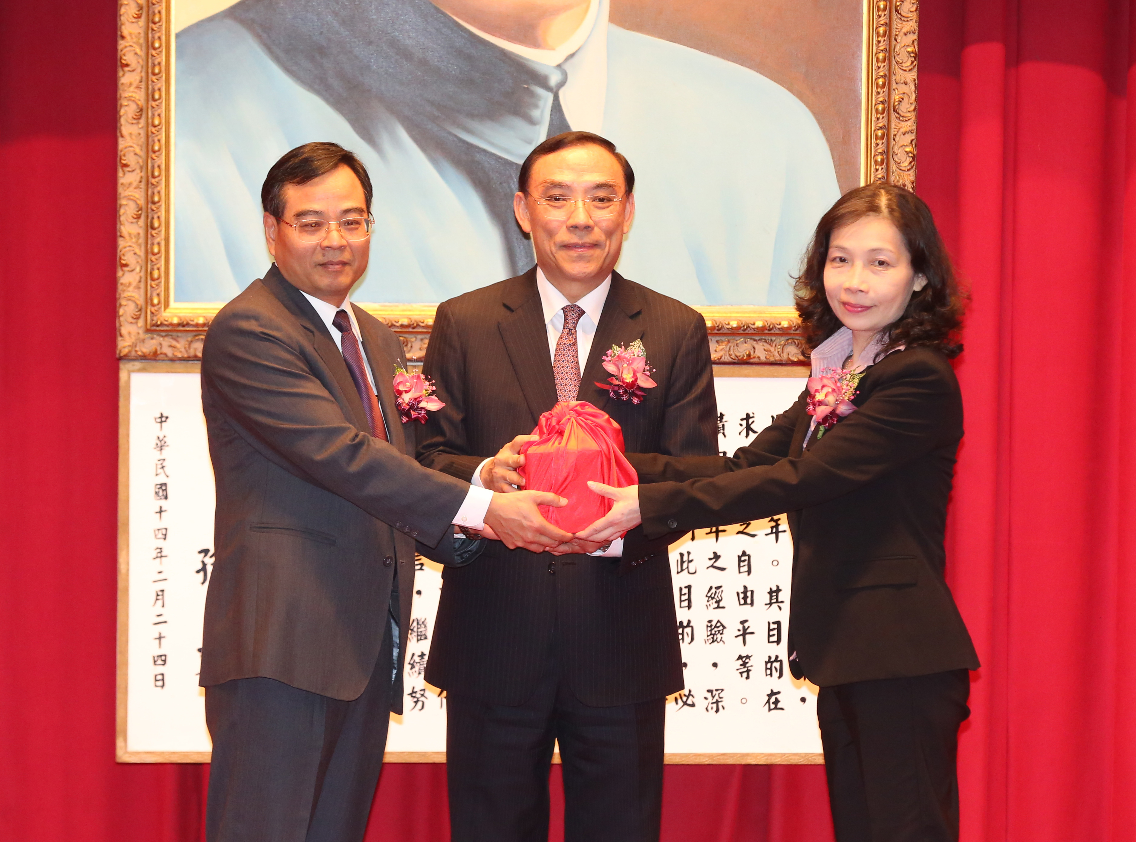 法務部長蔡清祥（中）主持檢察首長交接，礦工女兒苦讀出身的俞秀端（右）接任郭永發（左）擔任連江地檢署檢察長，郭永發則調任雲林地檢署檢察長。