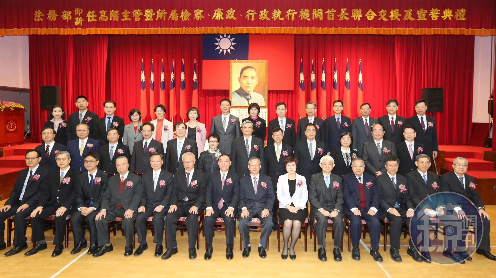 新任檢察首長與法務部長蔡清祥、司法院祕書長呂太郎、律師公會全國聯合會祕書長黃靖閔等人合影。