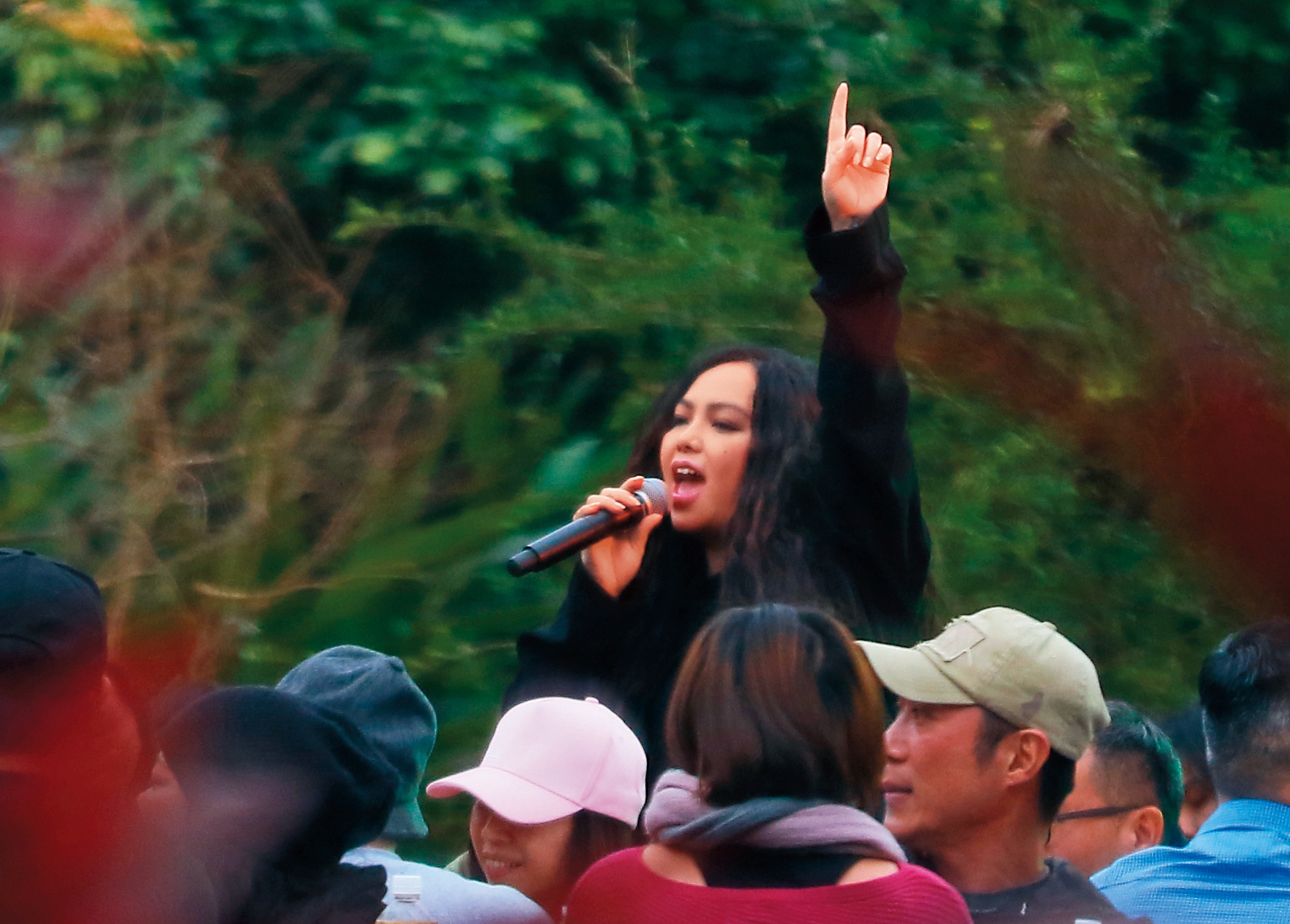 1/28 17：02 阿妹包下新店山區的餐廳舉辦尾牙，身為主持人的她，賣力炒熱現場氣氛。