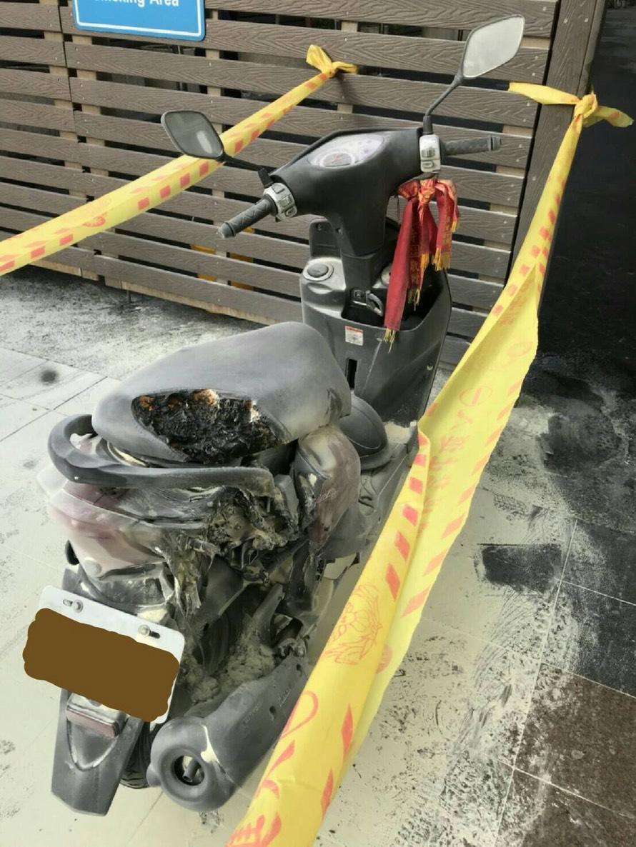 林男在松山機場旁吸菸區縱火燒機車。（翻攝畫面）