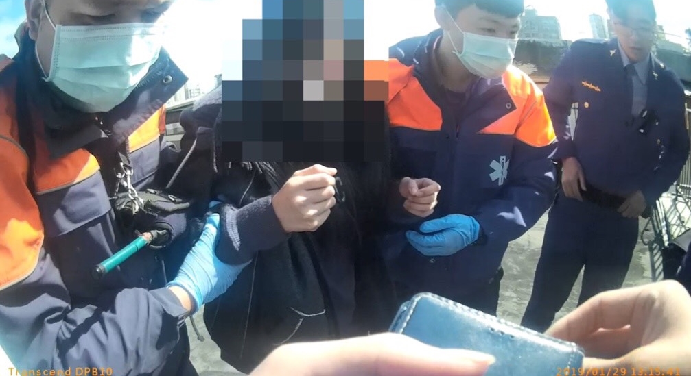警方飛撲救下女子後將其送醫照顧。（翻攝畫面）