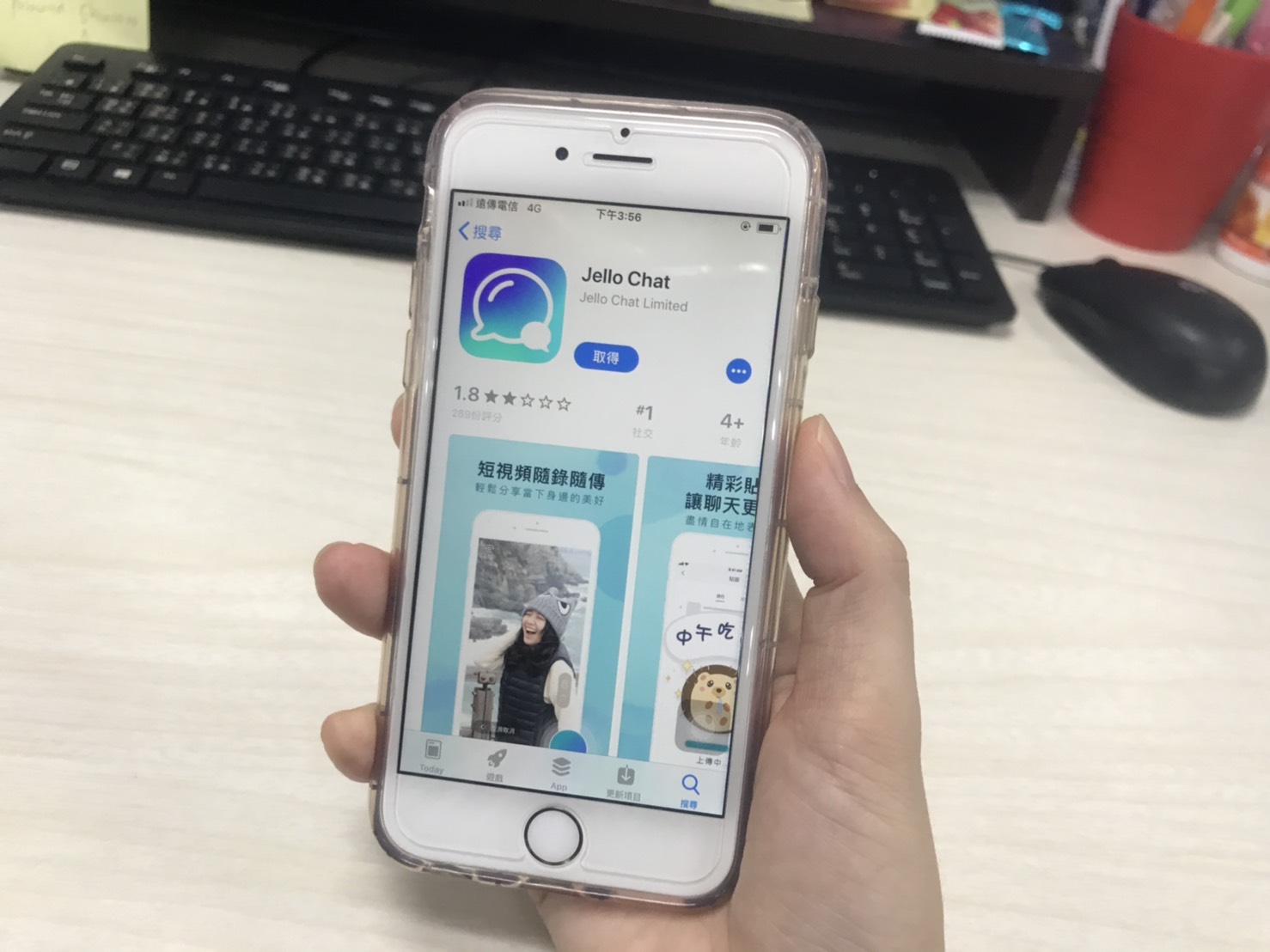 Jello的免費貼圖區開放用戶自行上傳貼圖，但有許多貼圖則未經原創作者同意就上架，造成創作者群起抵制。