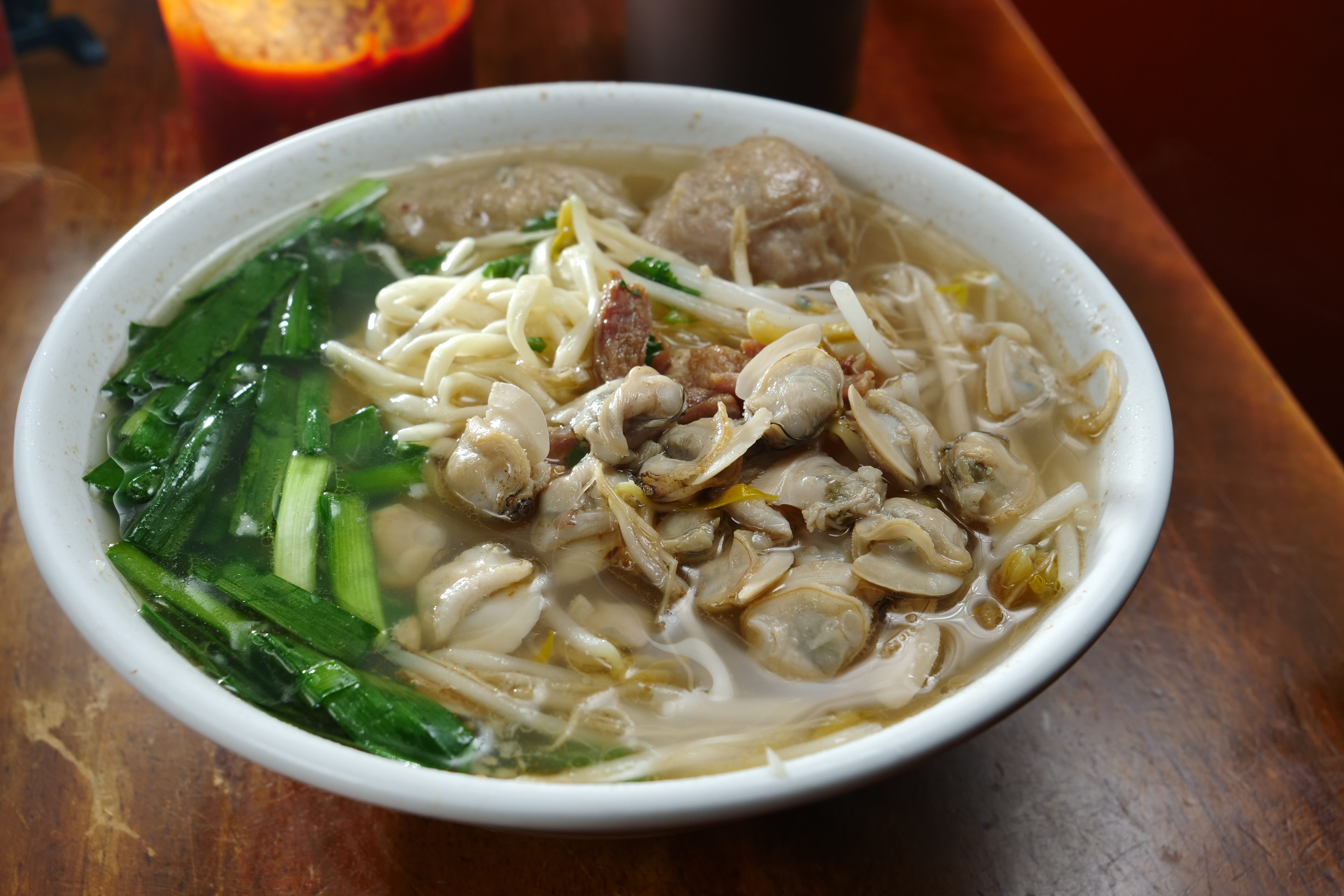 彰化湯麵的湯頭，多數會加蛤仔提鮮，有的甚至會擺上蛤肉。