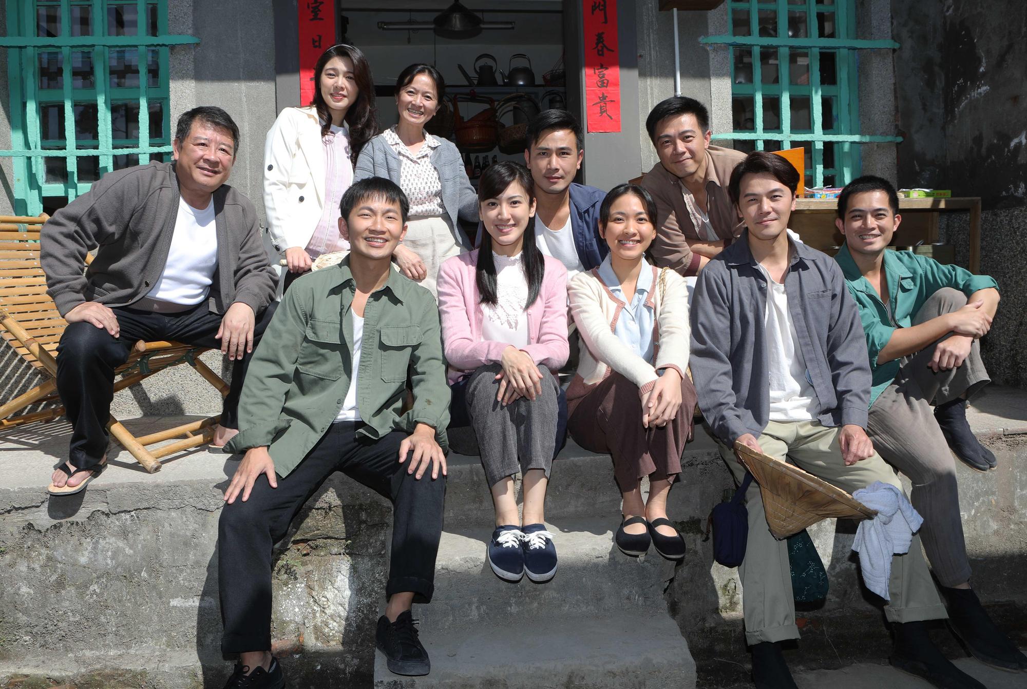 公視《苦力》今(31)日舉行媒體探班,(後排左起)蔡阿炮、白家綺、謝瓊煖、傅子純、廖錦德、(前排左起)蔡昌憲、陳怡嘉、林玟誼、黃文星、董季鑫在片場主場景拍照留念。(公視提供)