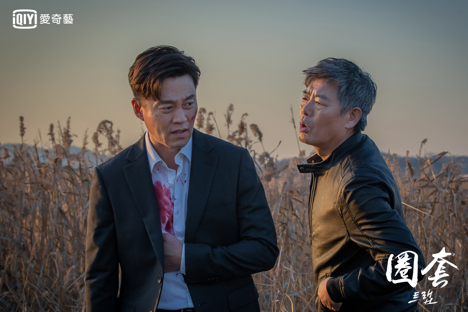 成東日（右）是片場開心果，逗得李瑞鎮嘴角失守。（愛奇藝台灣站提供）