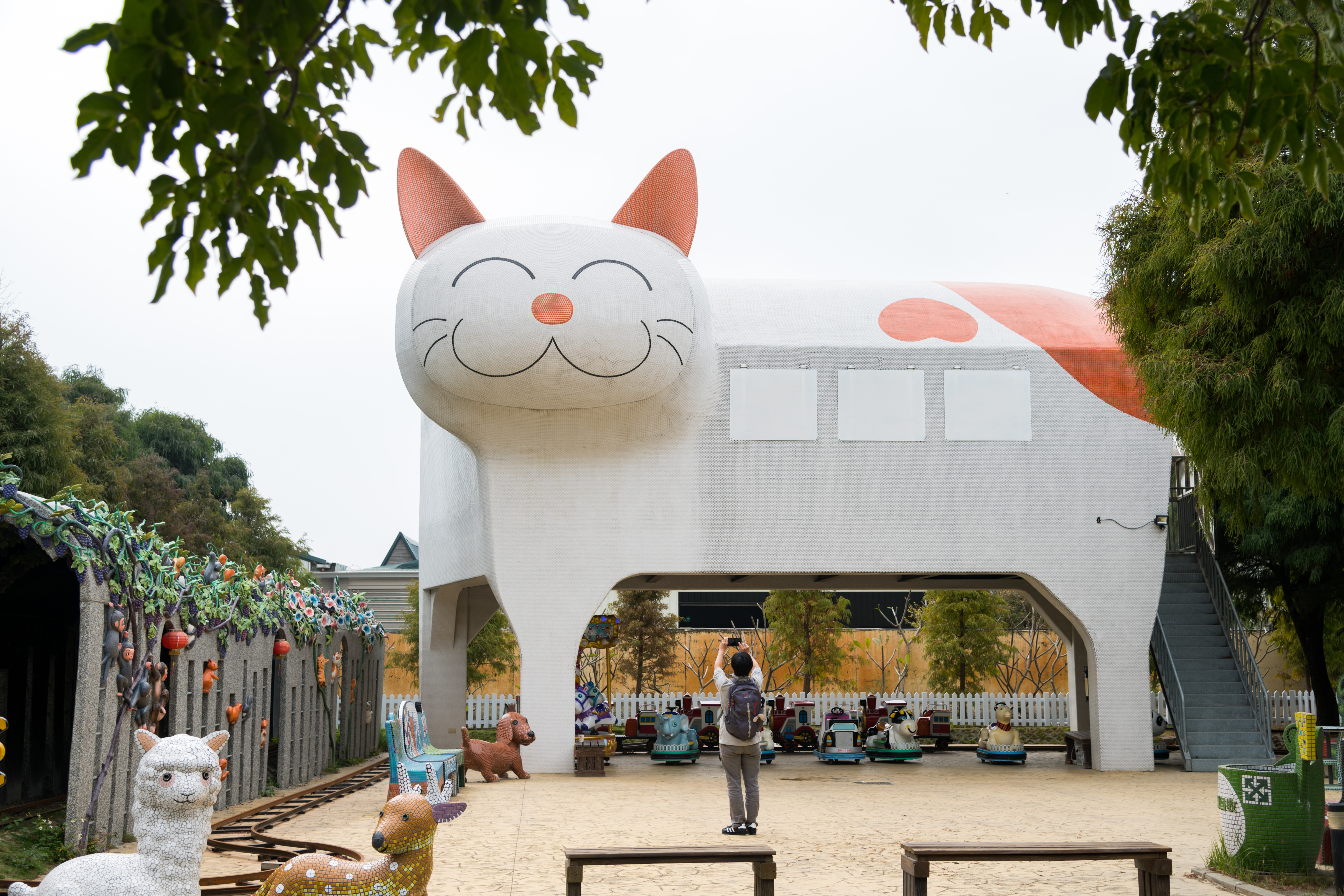 嘉義新港的大型貓咪車站，還有小火車可以乘坐。