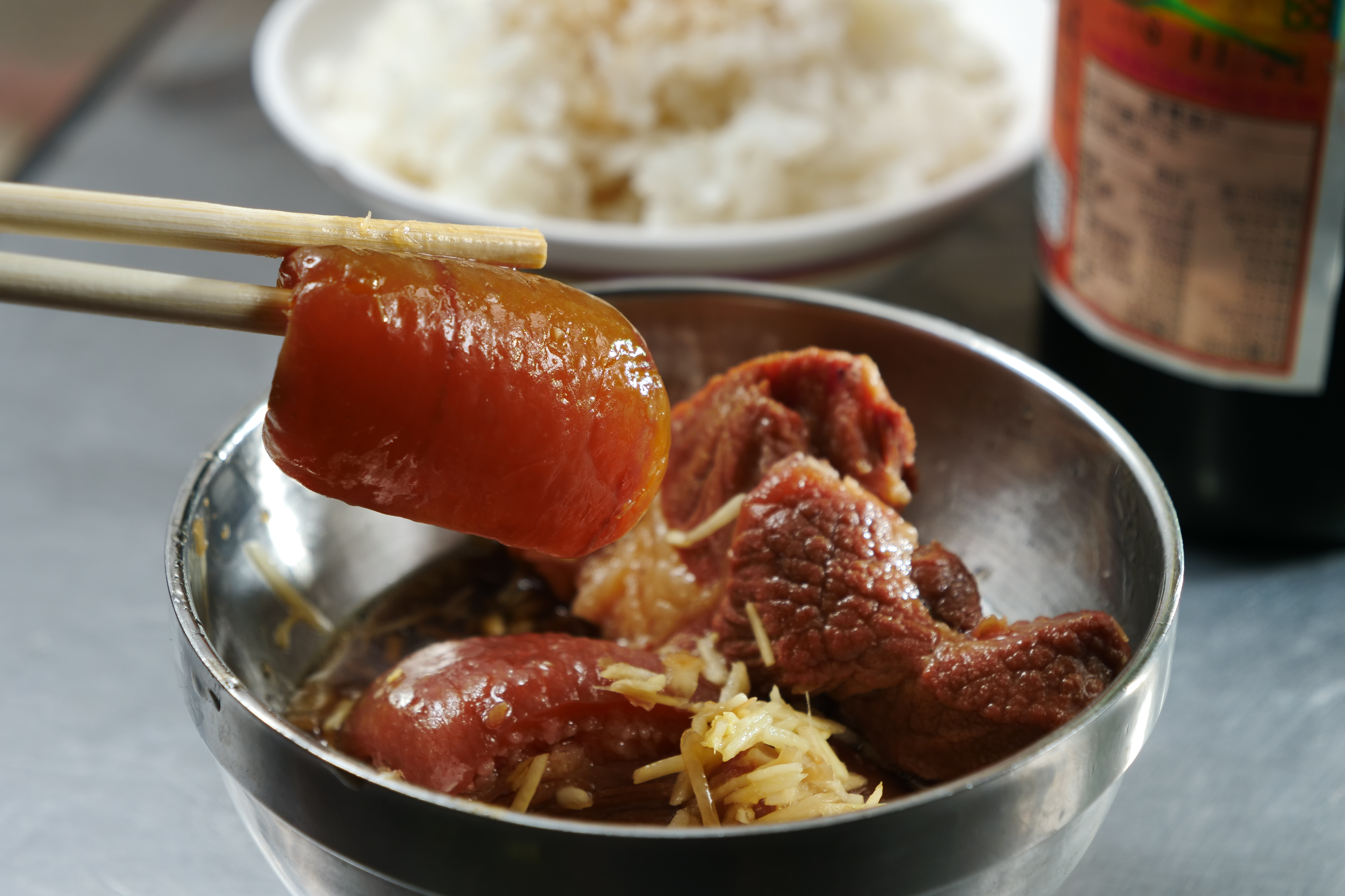天公壇的「爌肉飯」會把皮肉分開處理，肉塊香鹹入味，豬皮Q軟不油，還有薑絲解膩。（40元／份）