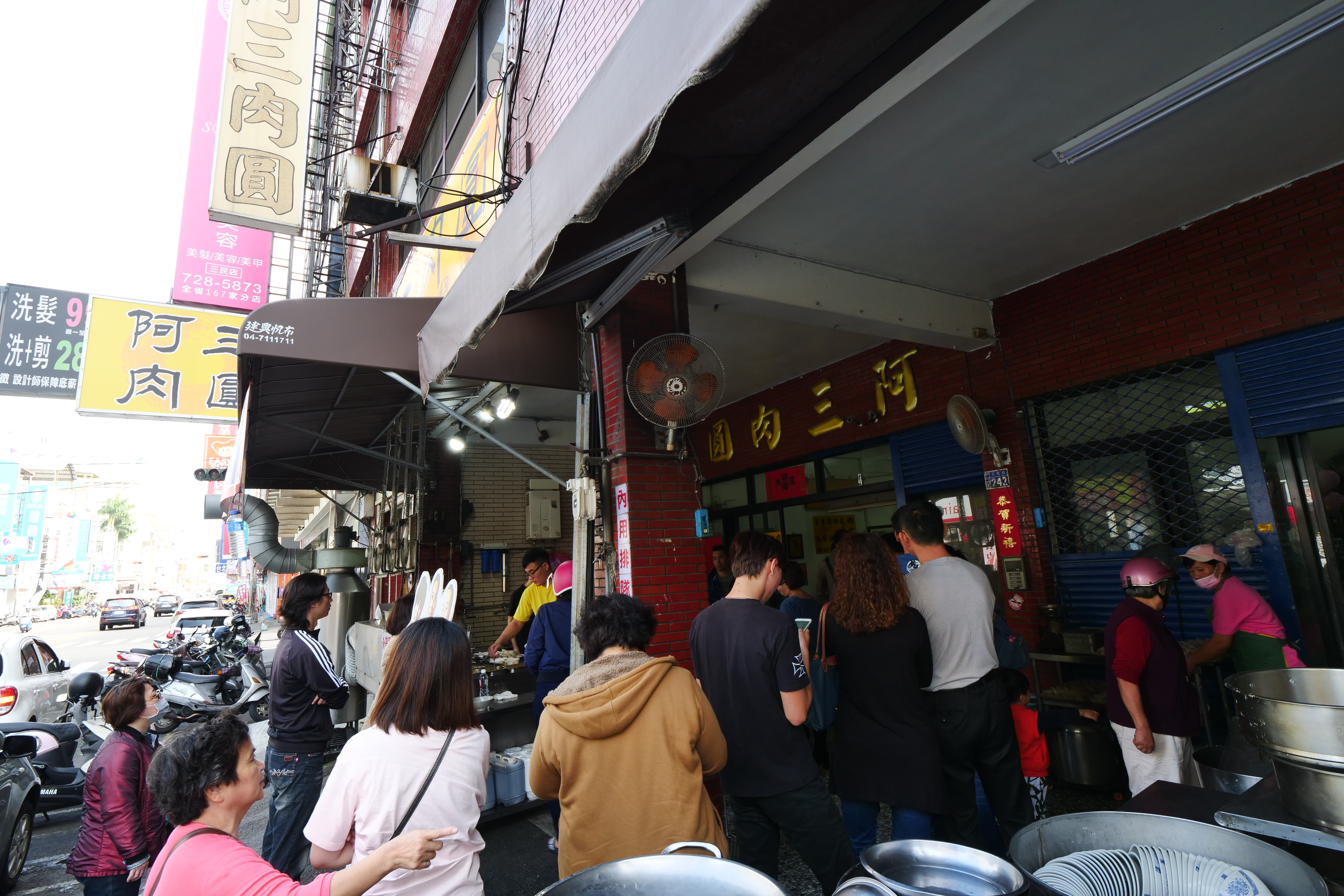 彰化「阿三肉圓」遠近馳名，不少觀光客慕名嘗鮮。（本刊資料照）