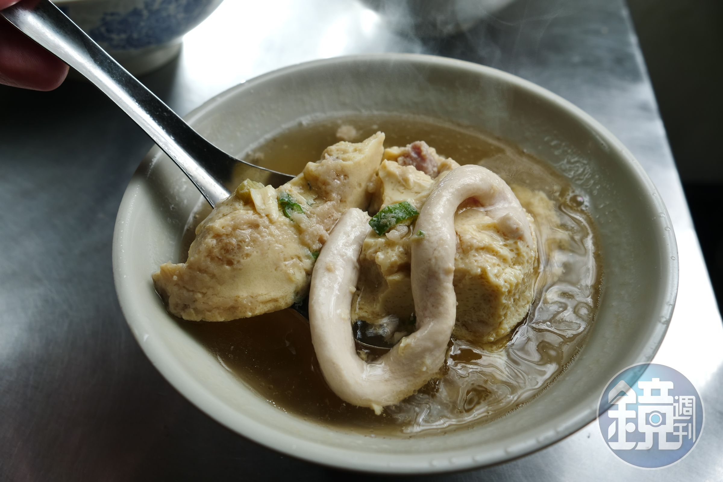 「龍骨髓湯」是取豬脊椎的骨髓，再加蛋汁蒸成，口感濃綿清甜，沒有腥臊。（45元／份）