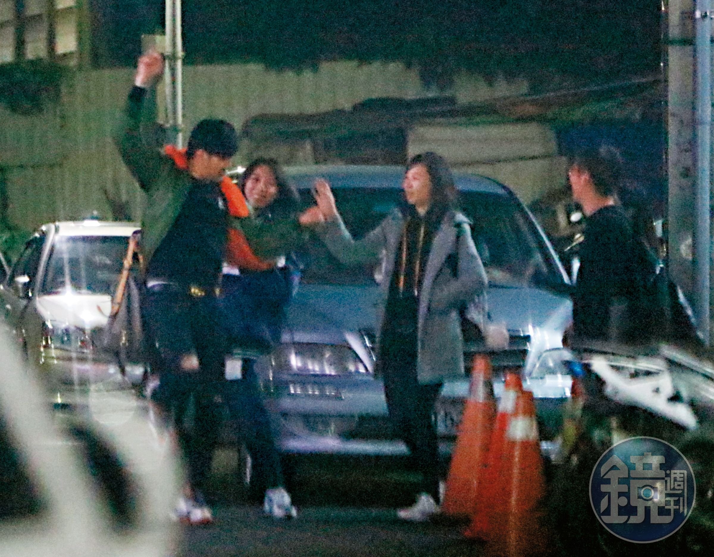 夜色正美，謝佳見在路邊走著走著就翩翩起舞了。