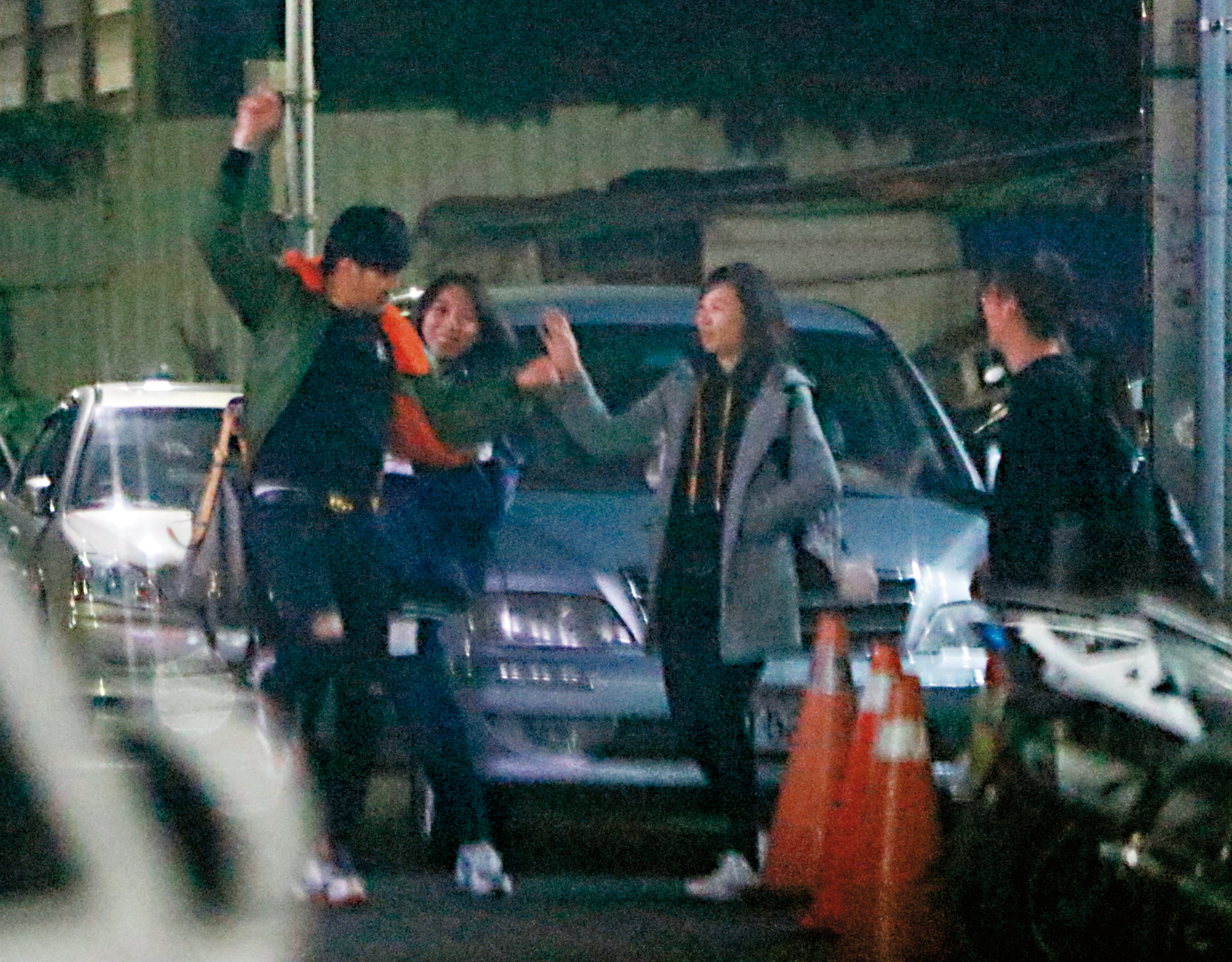 夜色正美，謝佳見在路邊走著走著就翩翩起舞了。