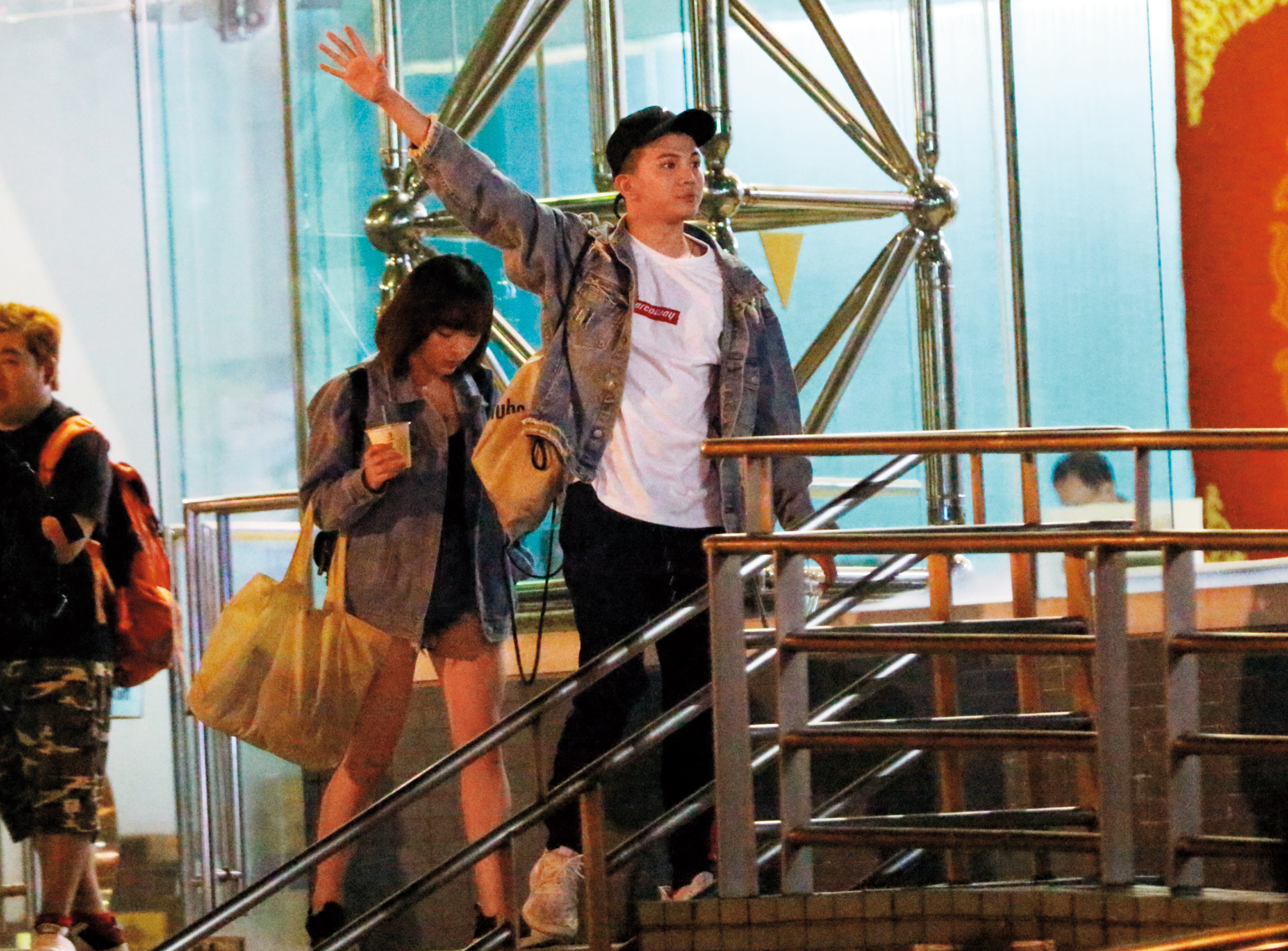 孫生騎機車載妹上演「彎道情人」，貼紙很有戲。