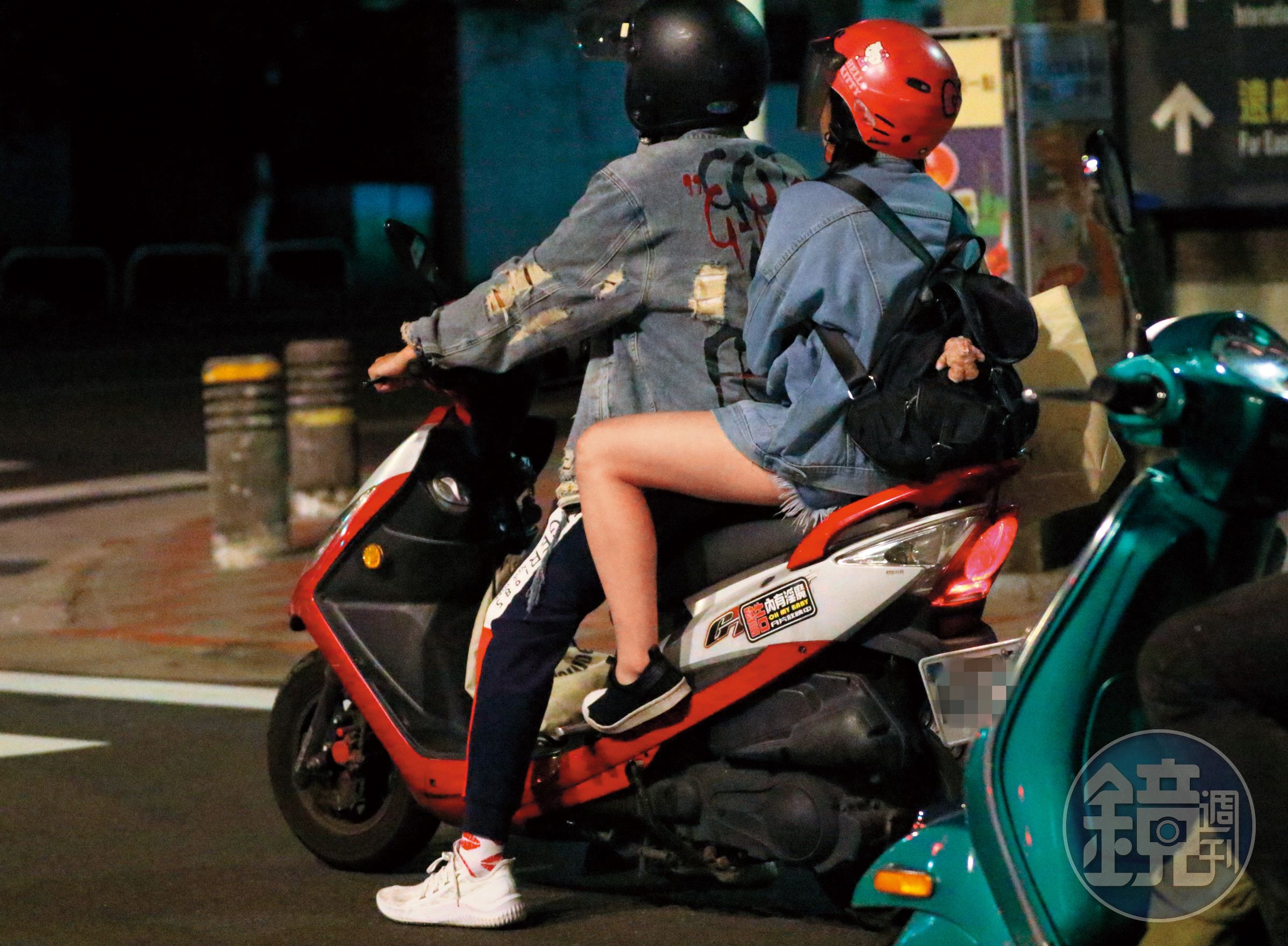  孫生騎機車載妹上演「彎道情人」，貼紙很有戲。