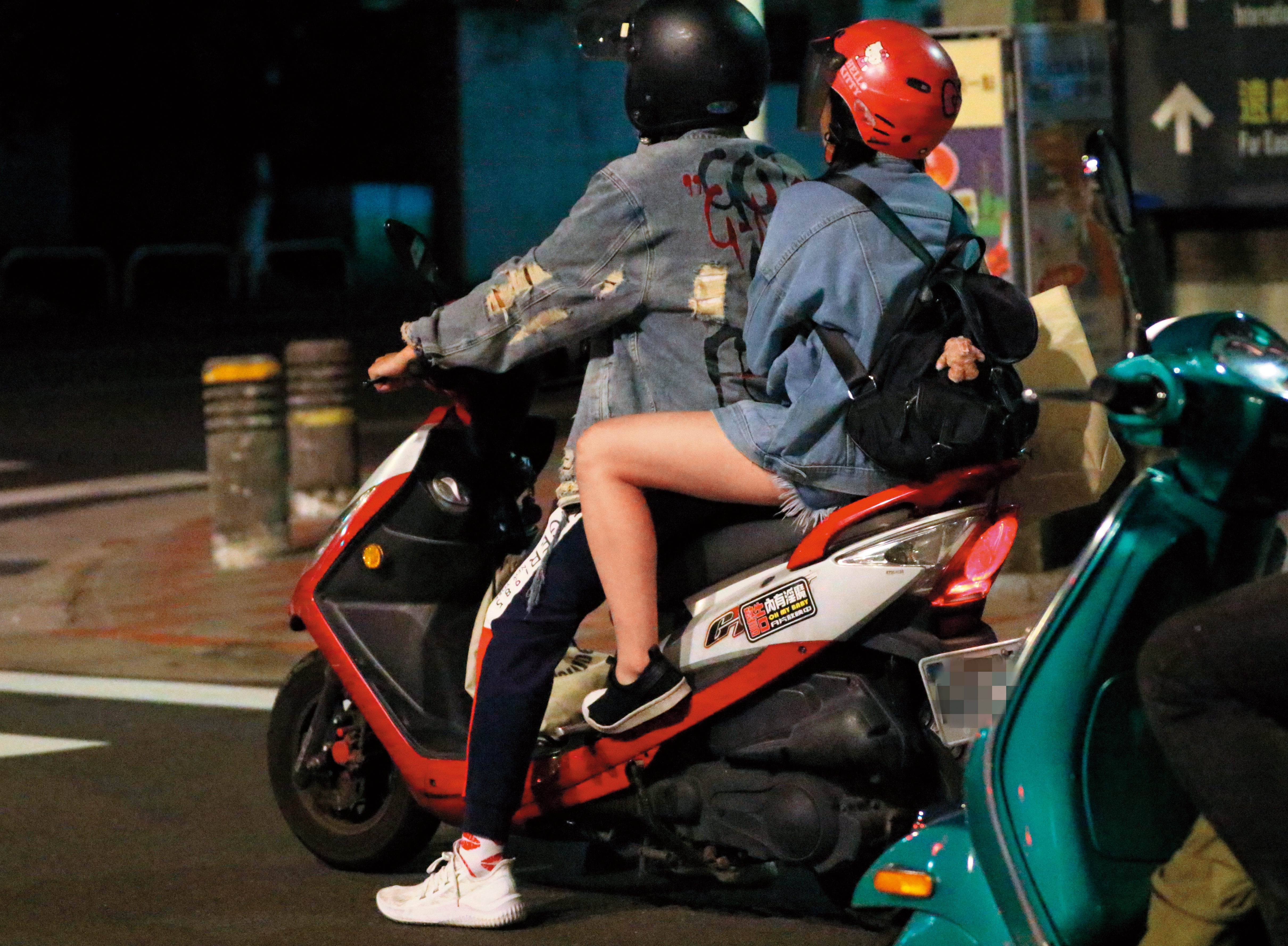  孫生騎機車載妹上演「彎道情人」，貼紙很有戲。
