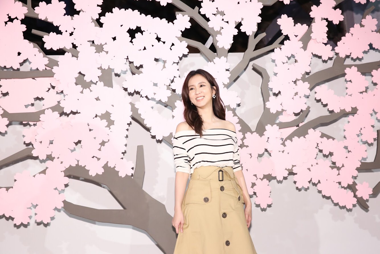 周曉涵站在本次展覽最受歡迎的展區為永恆櫻花樹，它是由寺田老師作品「一期一會櫻花樹」依真人比例放大，粉色場景十分美麗。