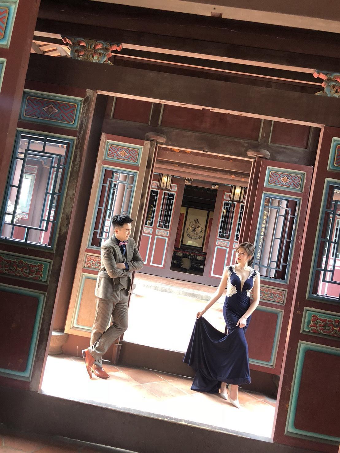體育主播藍于洺，婚紗照中深情款款看著老婆。（TVBS提供）