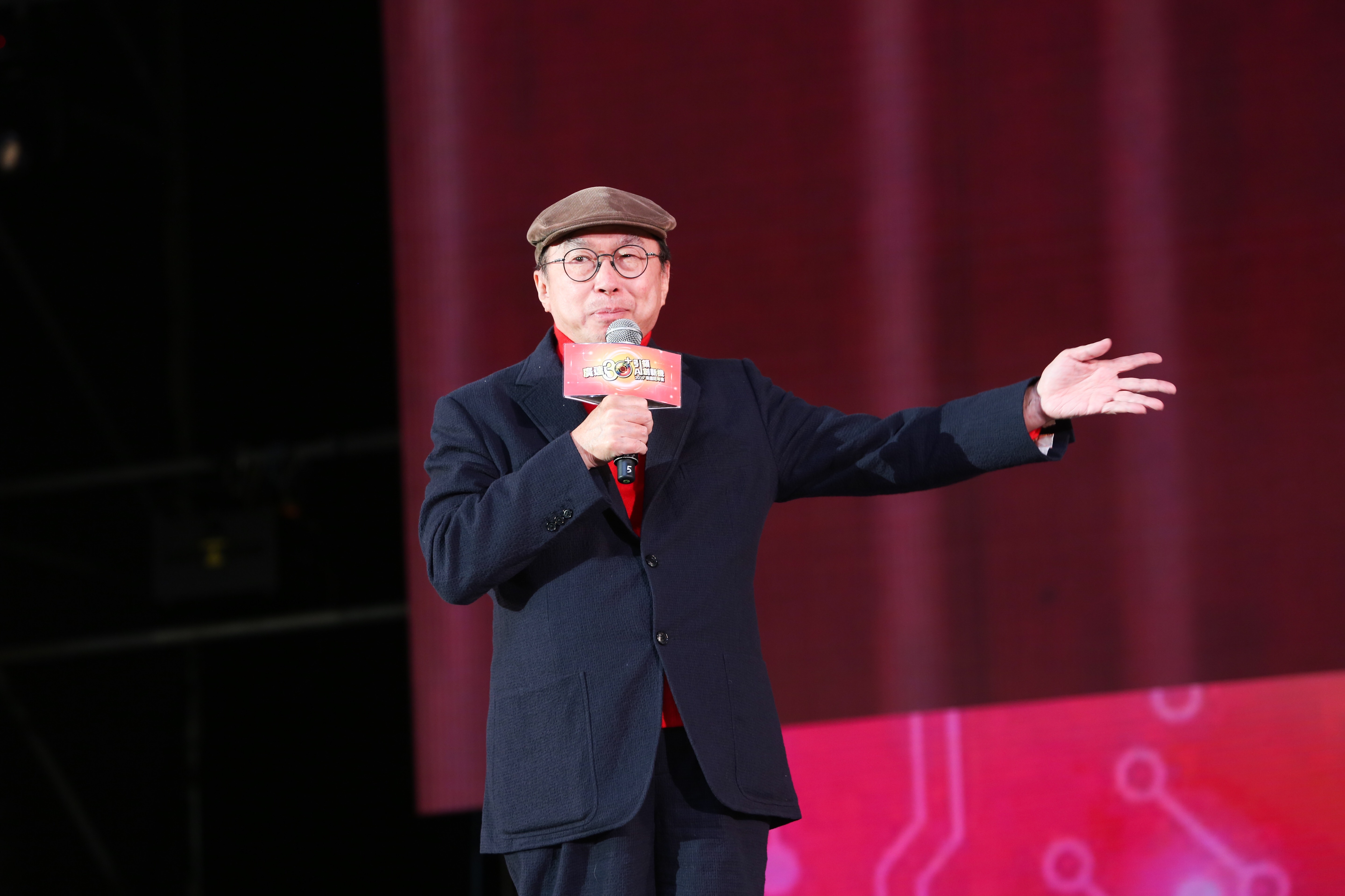 廣達今日在南港展覽館舉辦尾牙，董事長林百里全力喊衝AI。