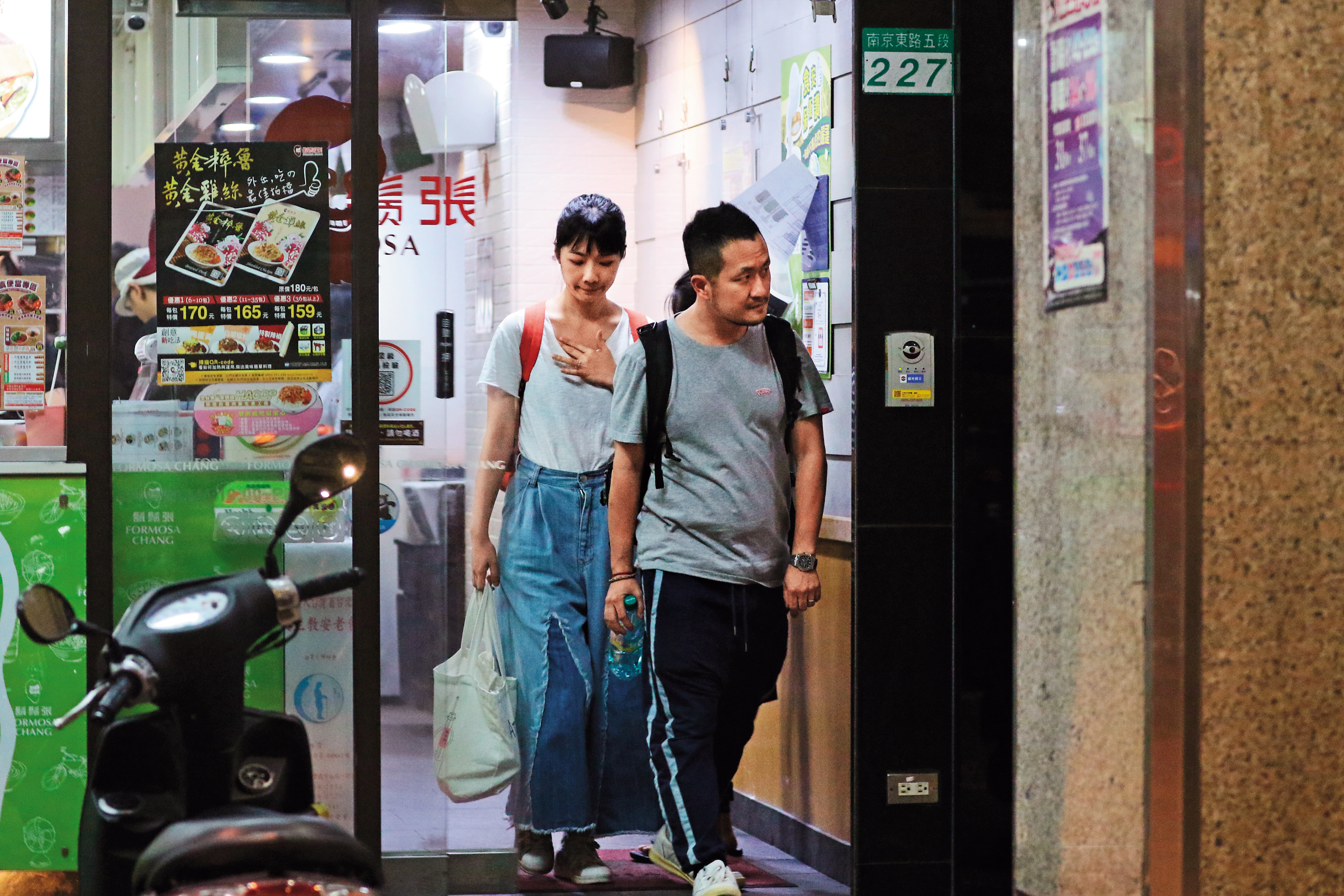 九把刀相關新聞一直都被讀者熱愛，如今他已跟周亭羽結婚，而且周亭羽已有身孕，算是皆大歡喜。