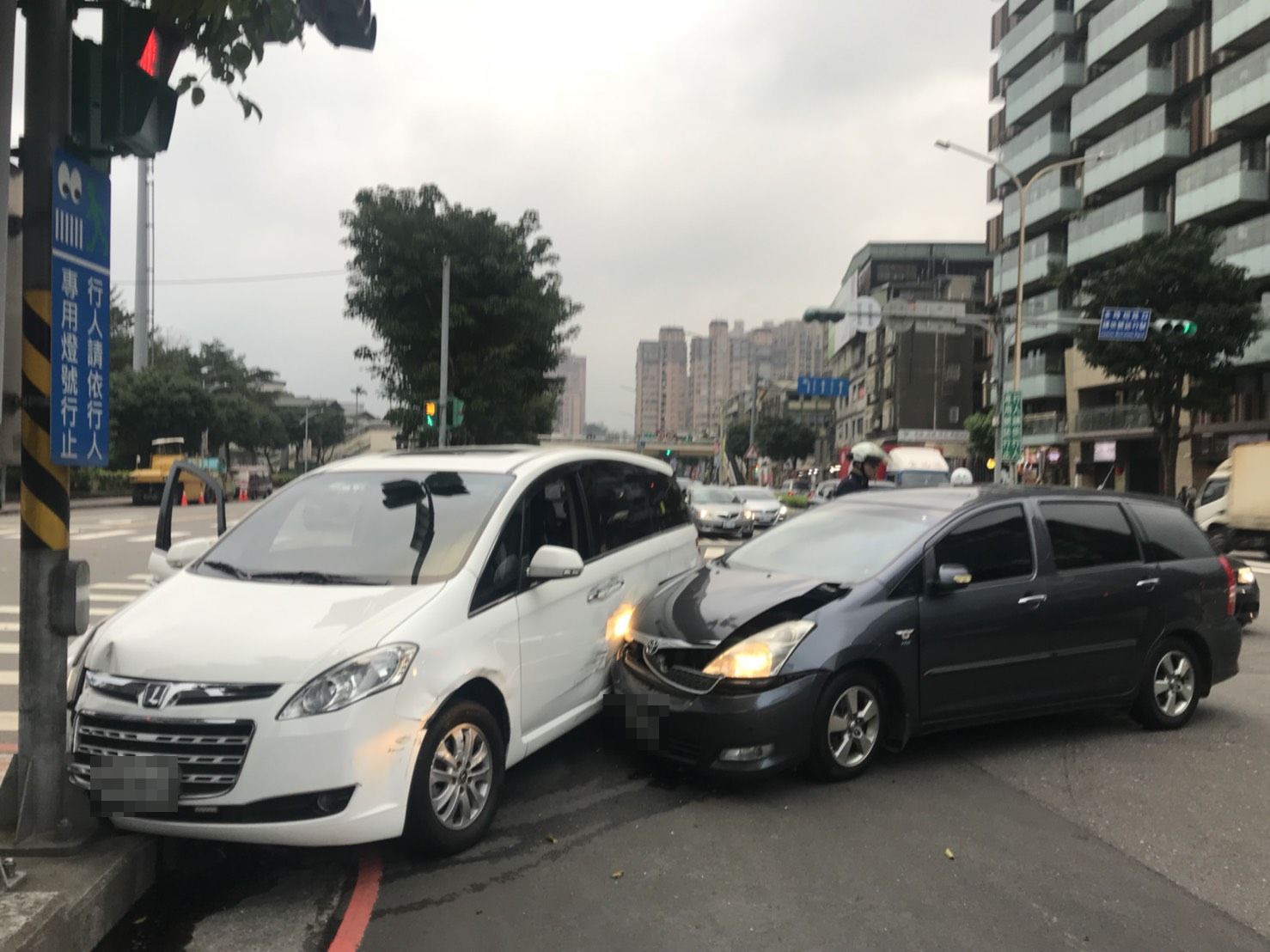 女童未坐安全座椅,又沒有繫安全帶,車禍發生時完全沒有保護。(翻攝畫面)