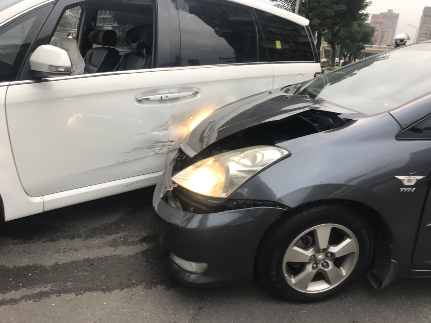 汐止今下午發生嚴重車禍,3歲女童重傷命危。(翻攝畫面)