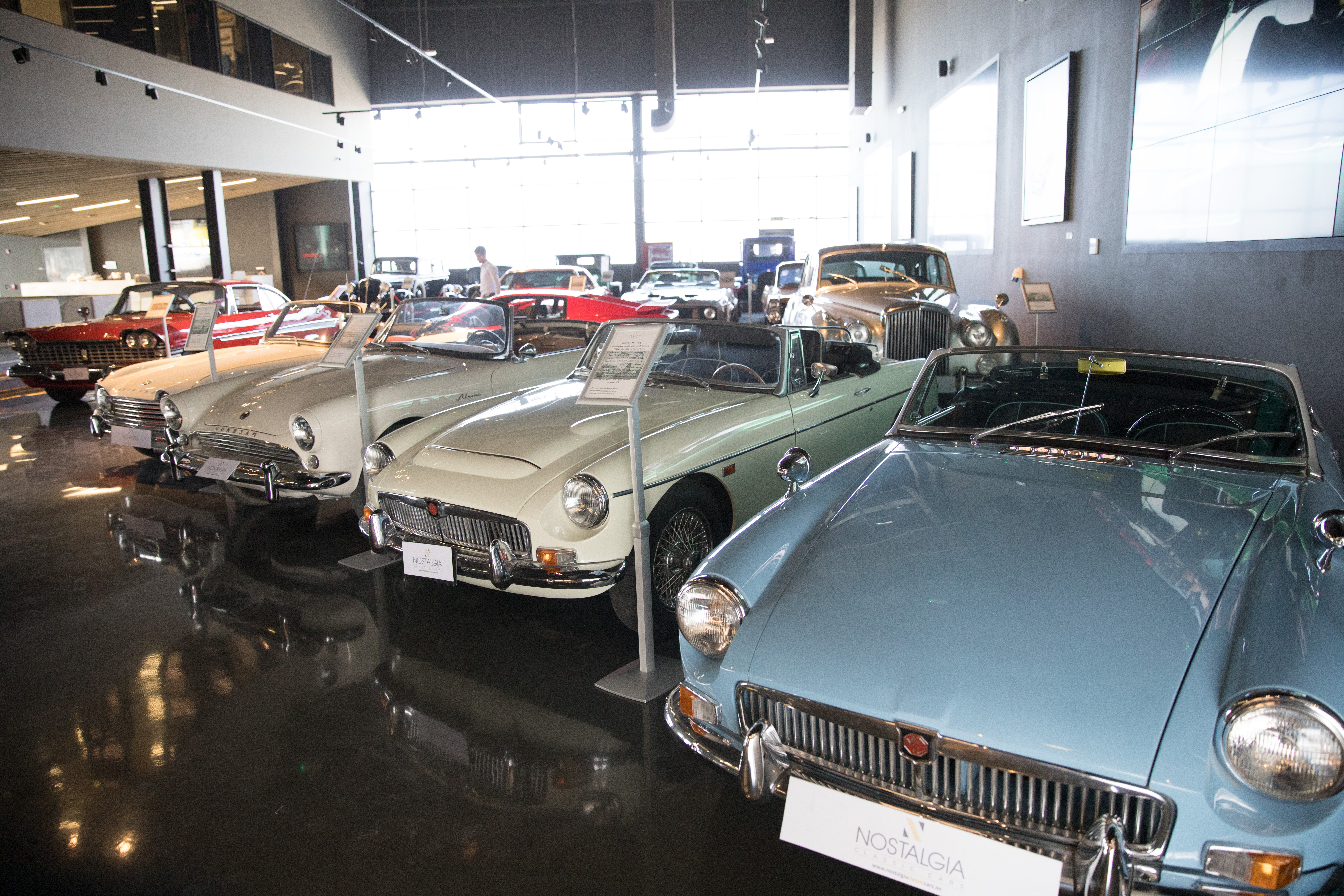 園區裡的古董車展示場，讓愛車人看得目不轉睛。