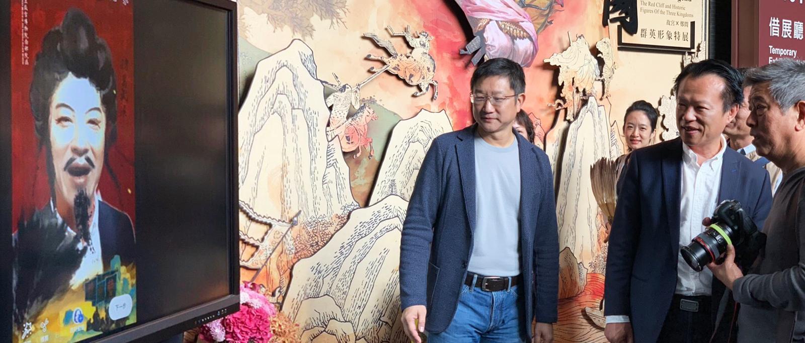 啟雲科技董事長暨執行長丘立全（中）日前親自示範孔明濾鏡給嘉義縣長翁章梁（右二）看。（啟雲科技提供）