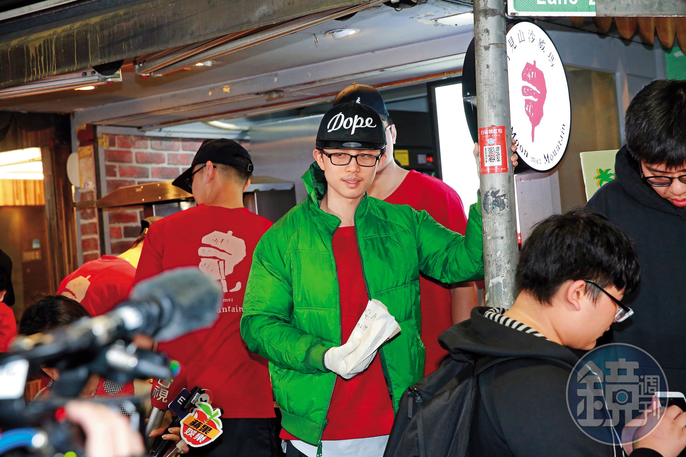 不久前，孫安佐赴台北西門町發送百份沙威瑪，引來粉絲熱情相挺。