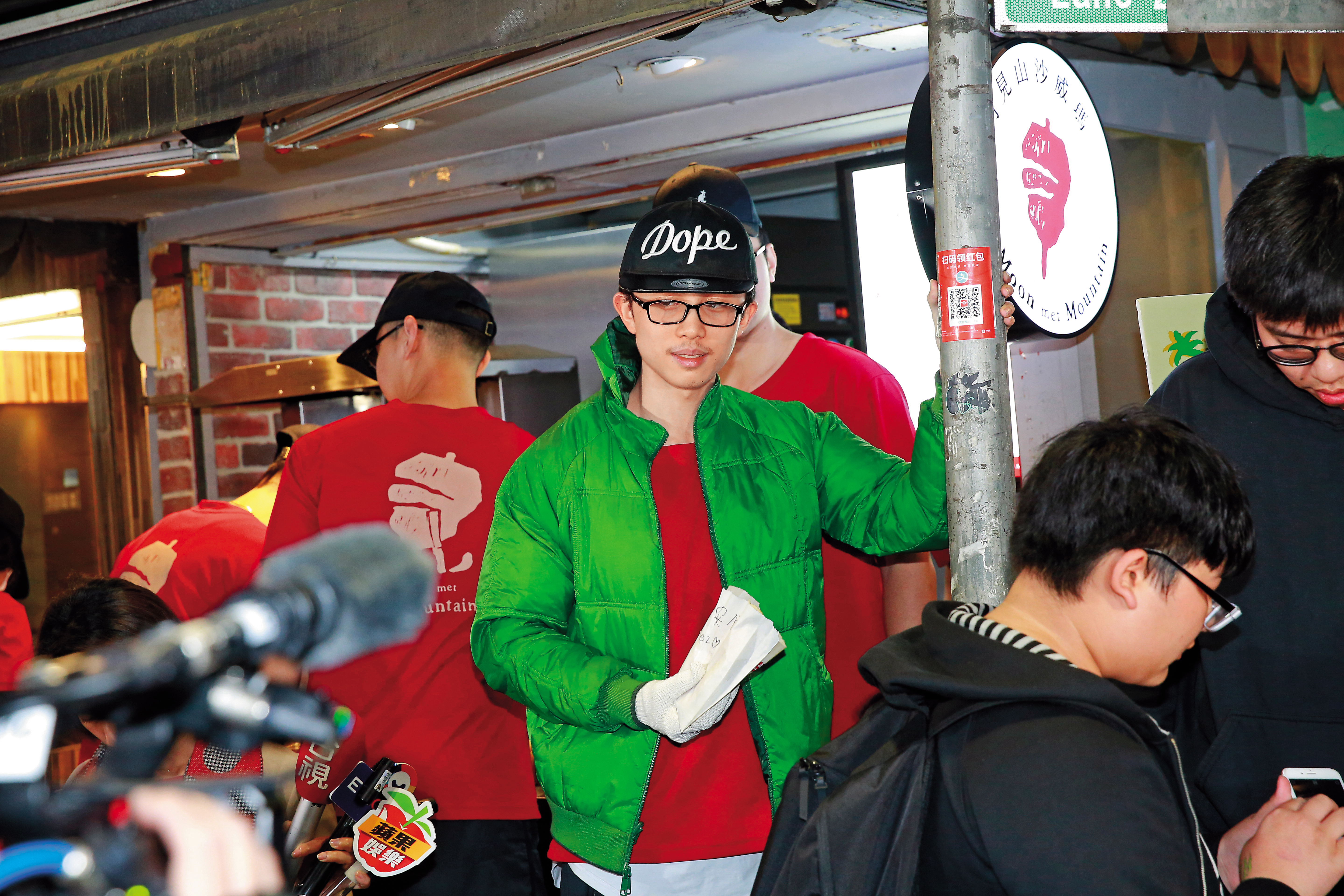 不久前，孫安佐赴台北西門町發送百份沙威瑪，引來粉絲熱情相挺。