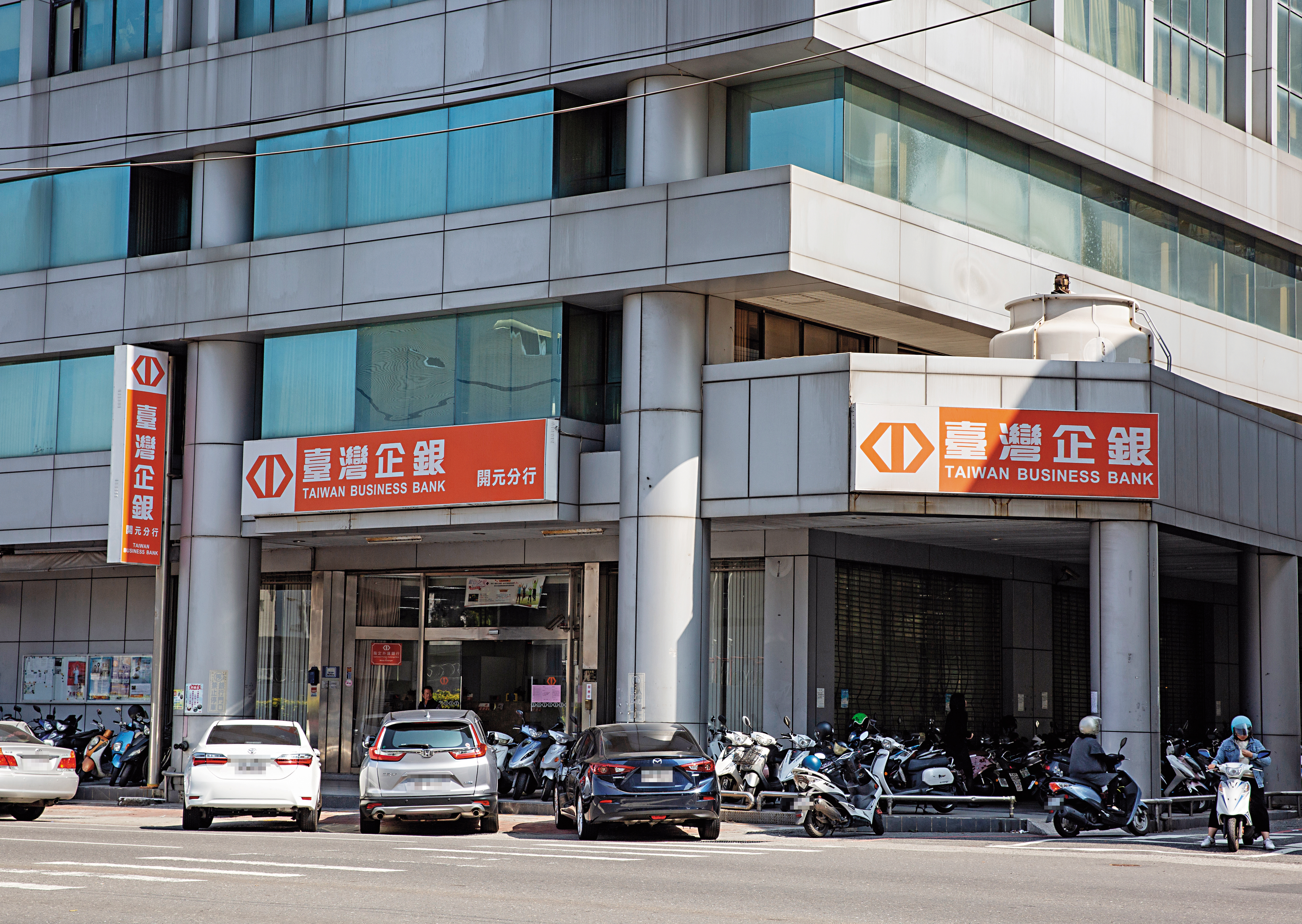 莊董指控台企銀鼓吹操作外匯選擇權，害他10年來虧了8千萬元，台企銀事後還翻臉告他。
