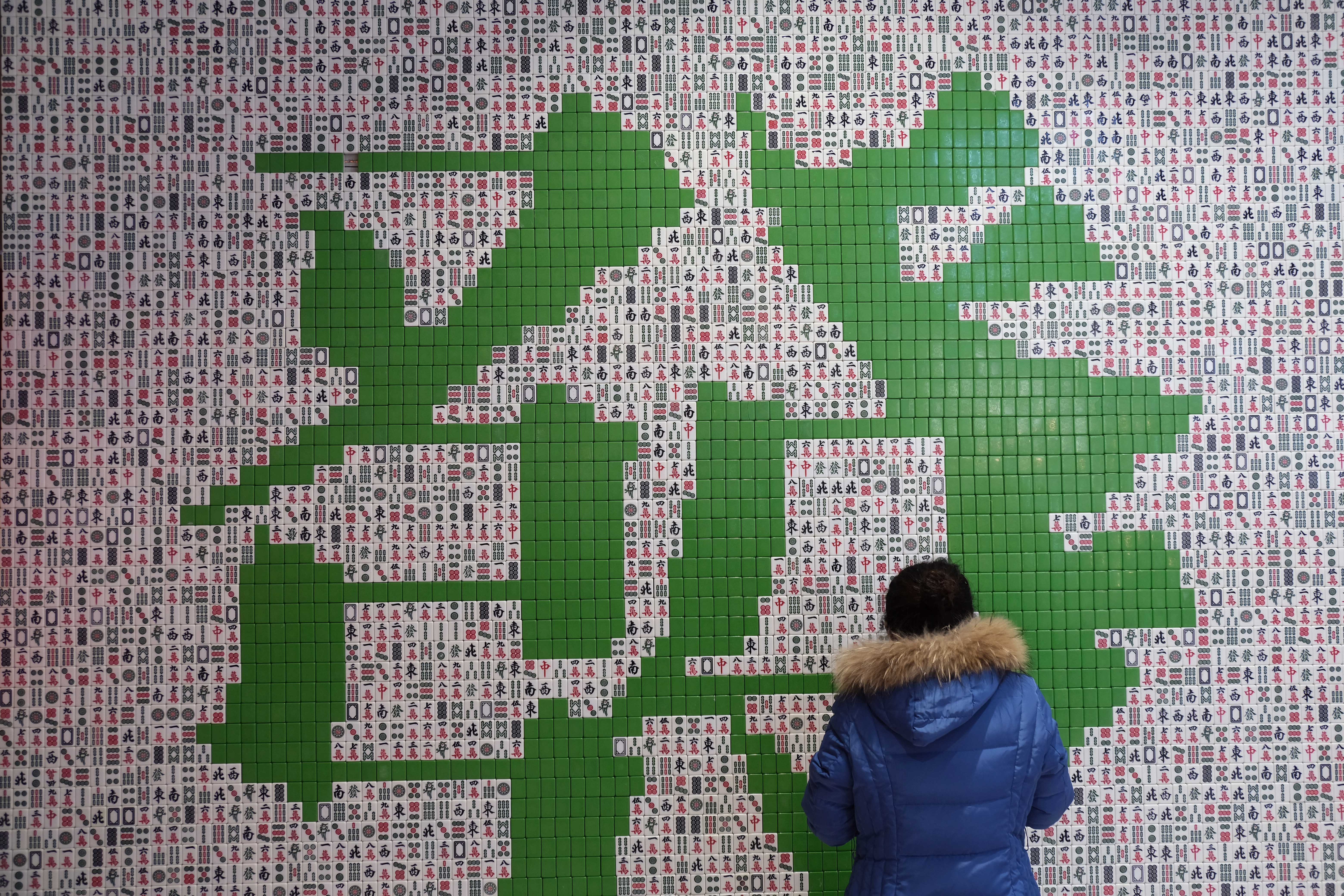 長時間盯著螢幕追劇、打牌，會使淚水分泌減少，進而讓乾眼症更加嚴重。（東方IC）