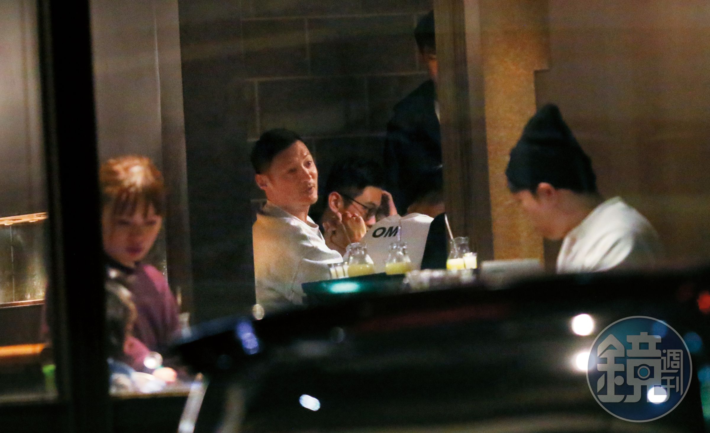 18：22，晚上6點多，余文樂出現在台北市民大道一家火鍋店。