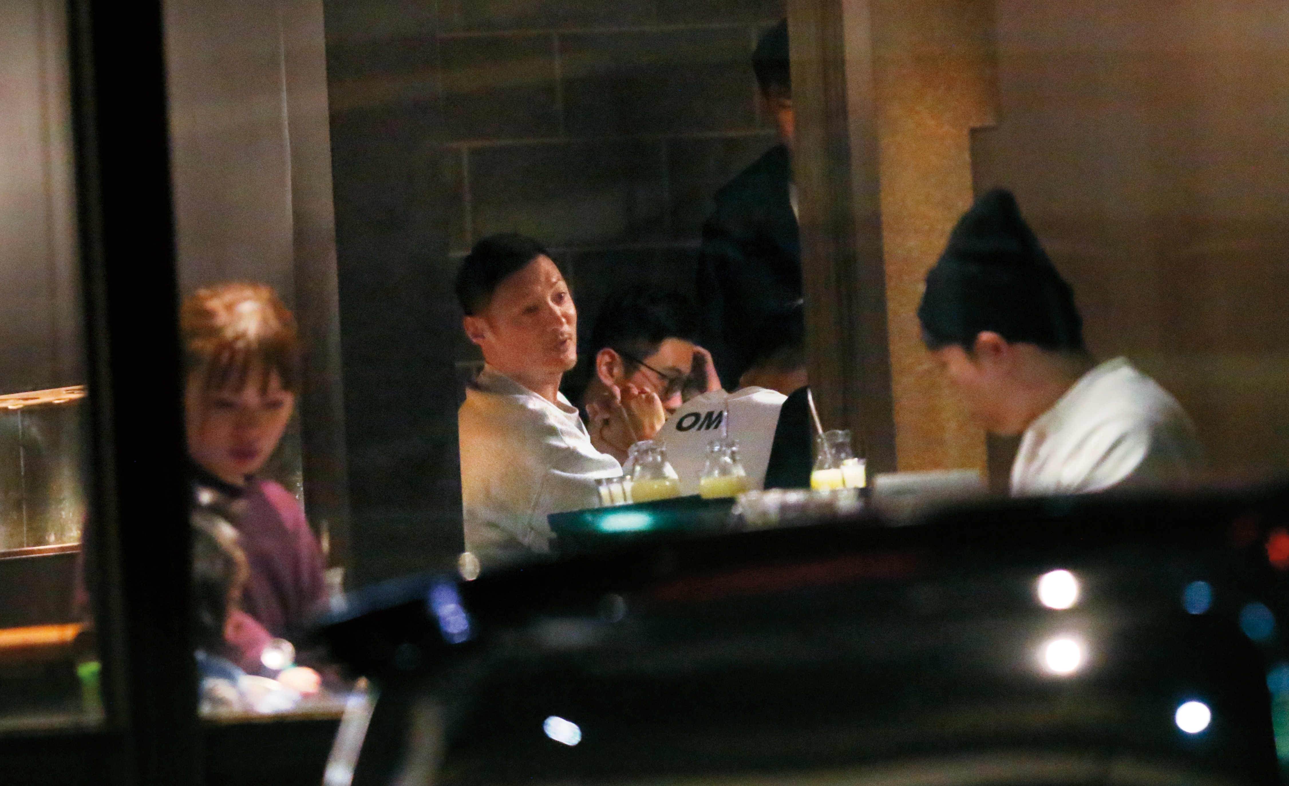 18：22，晚上6點多，余文樂出現在台北市民大道一家火鍋店。